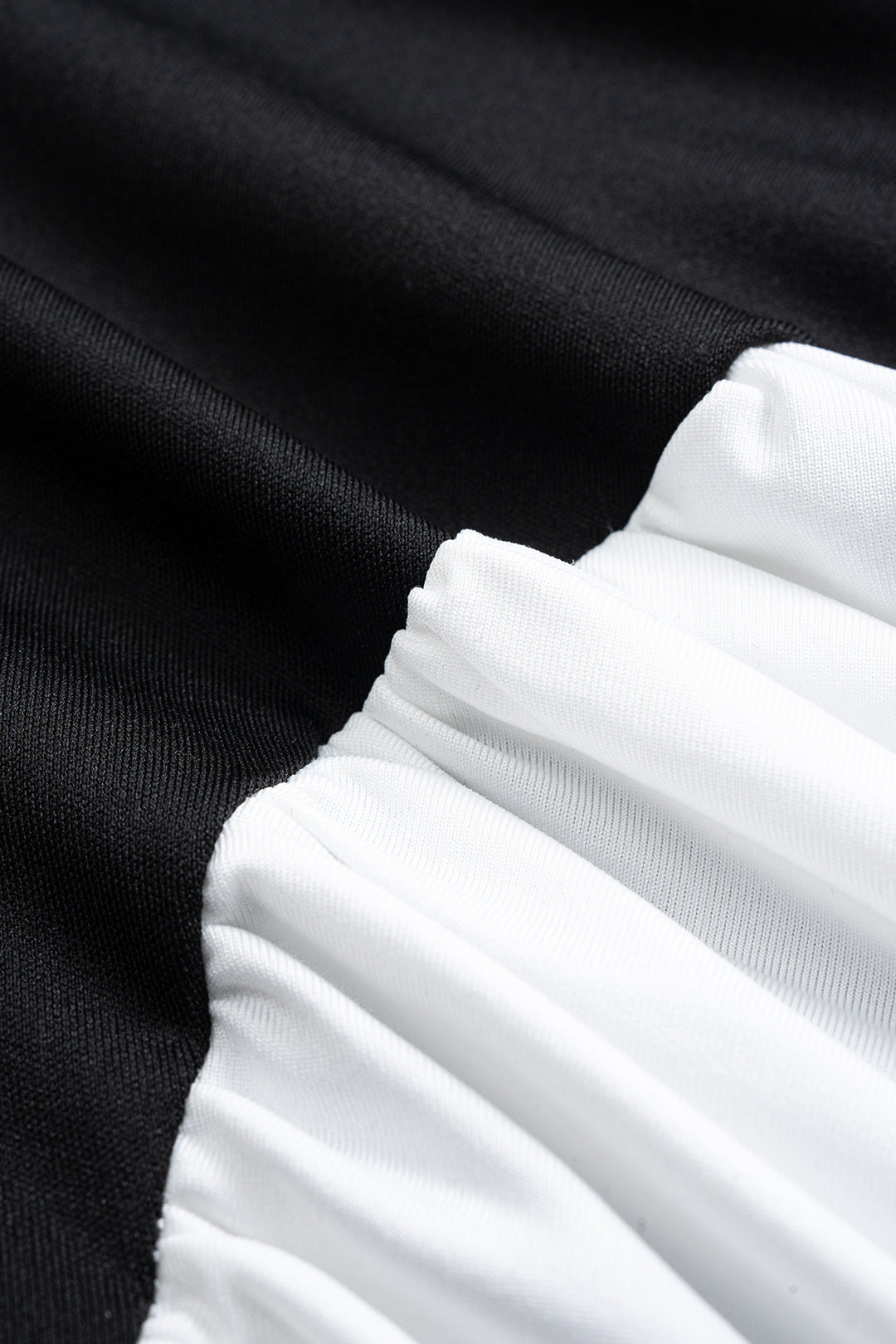 Sukienka mini z marszczeniami i odkrytymi ramionami