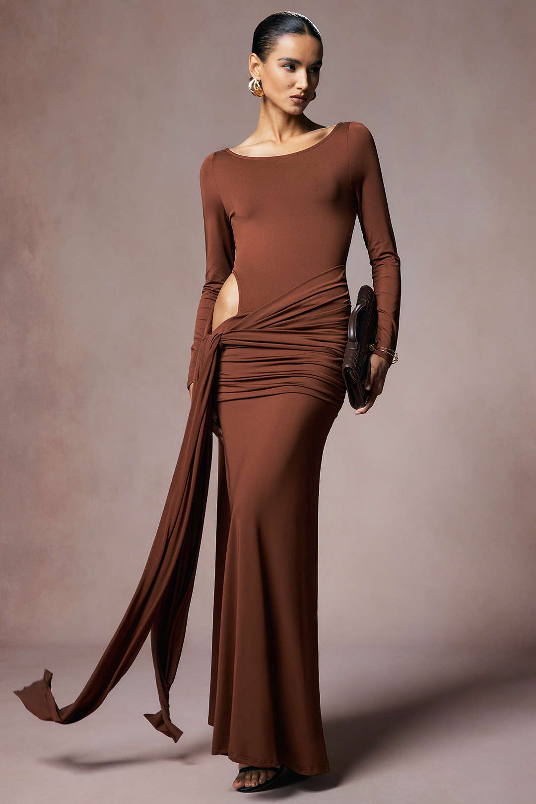 Sukienka wieczorowa z asymetrycznym wycięciem i marszczeniem