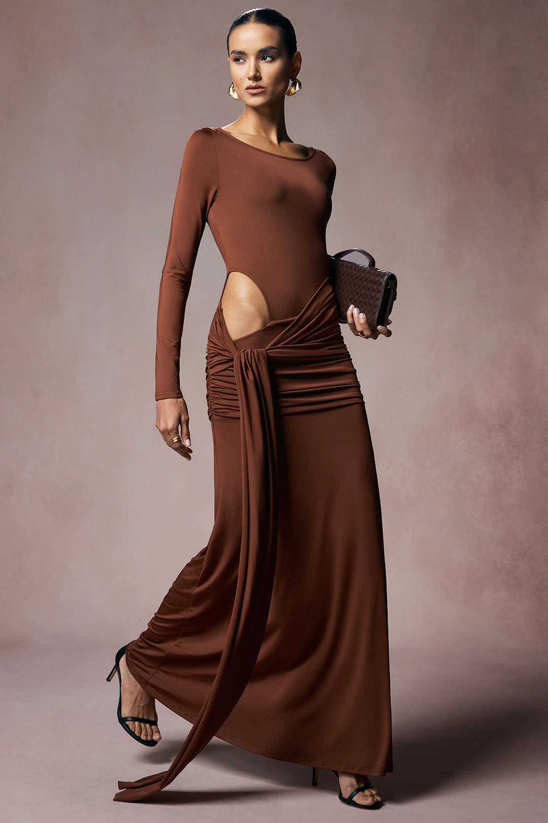 Sukienka wieczorowa z asymetrycznym wycięciem i marszczeniem