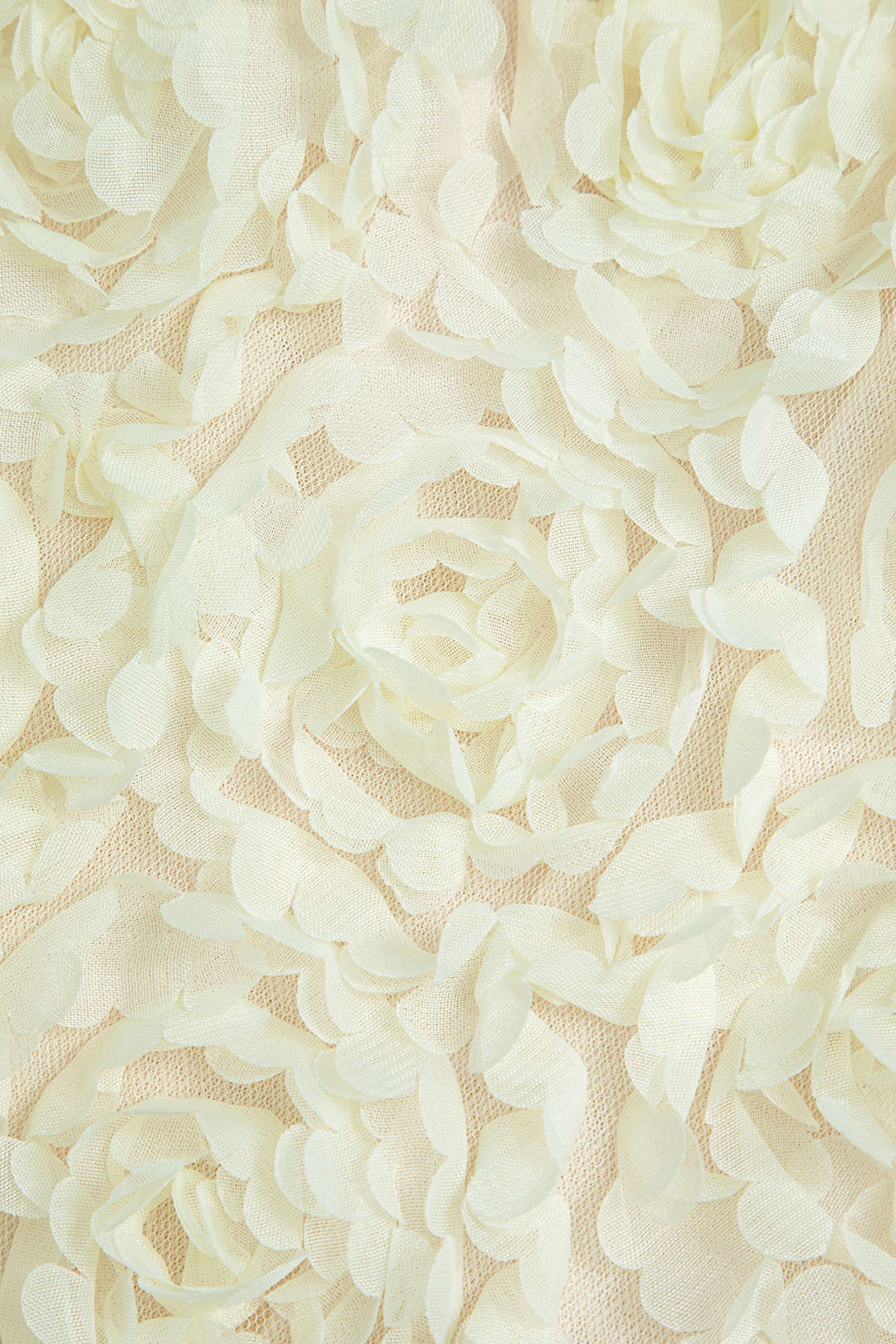 Sukienka wieczorowa z głębokim dekoltem i aplikacjami