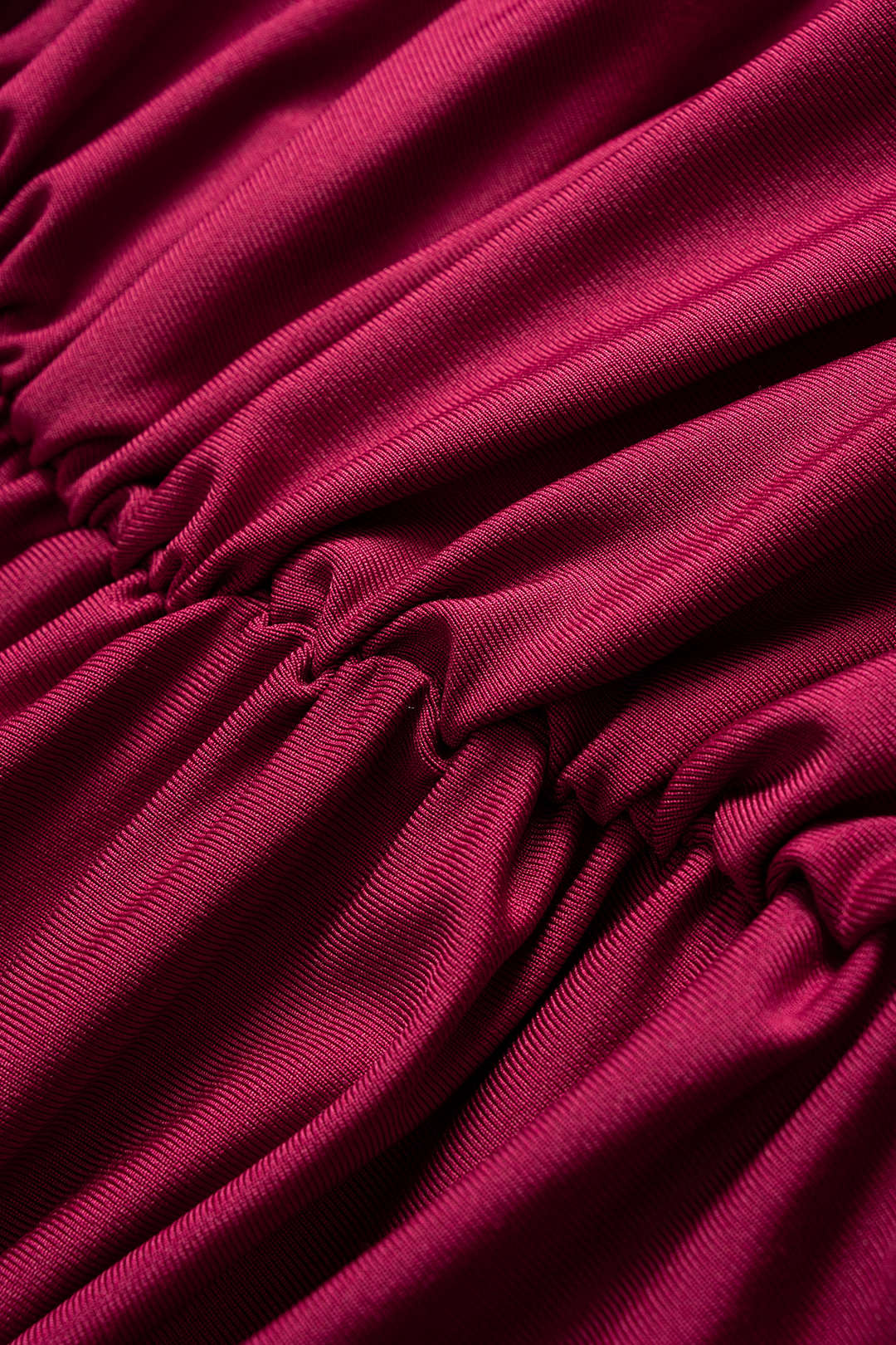 Sukienka wieczorowa z koronkowymi wstawkami i marszczeniami