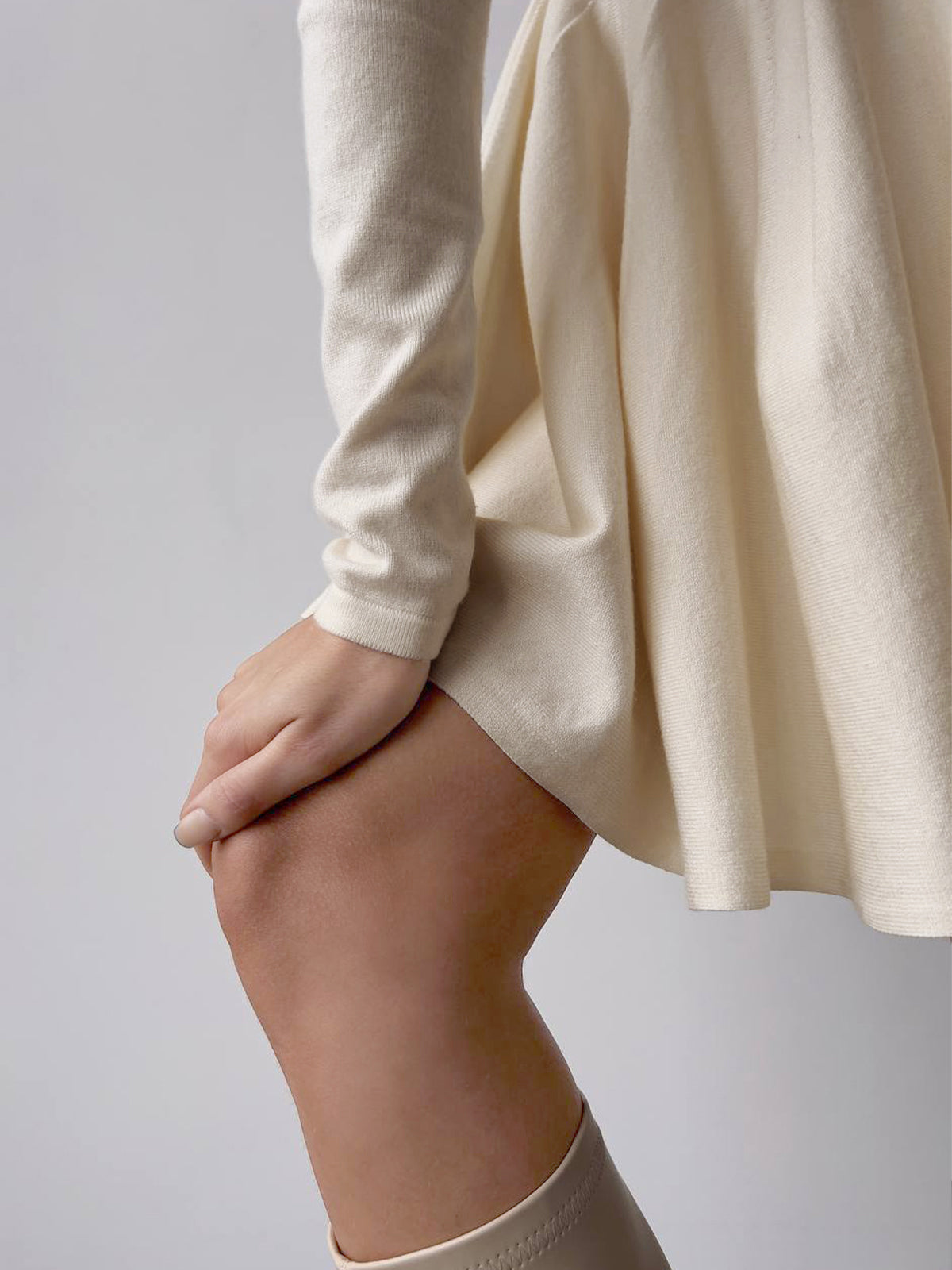 Sukienka z długim rękawem i rozkloszowanym dołem