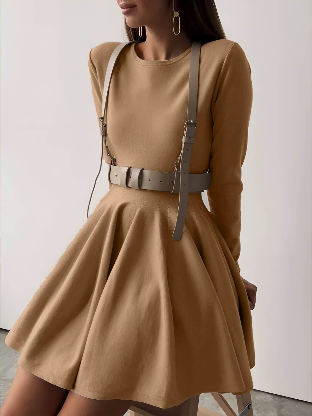 Sukienka z długim rękawem i rozkloszowanym dołem