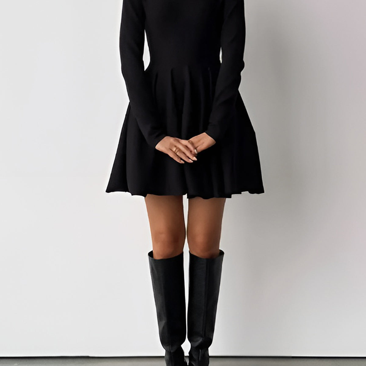 Sukienka z długim rękawem i rozkloszowanym dołem