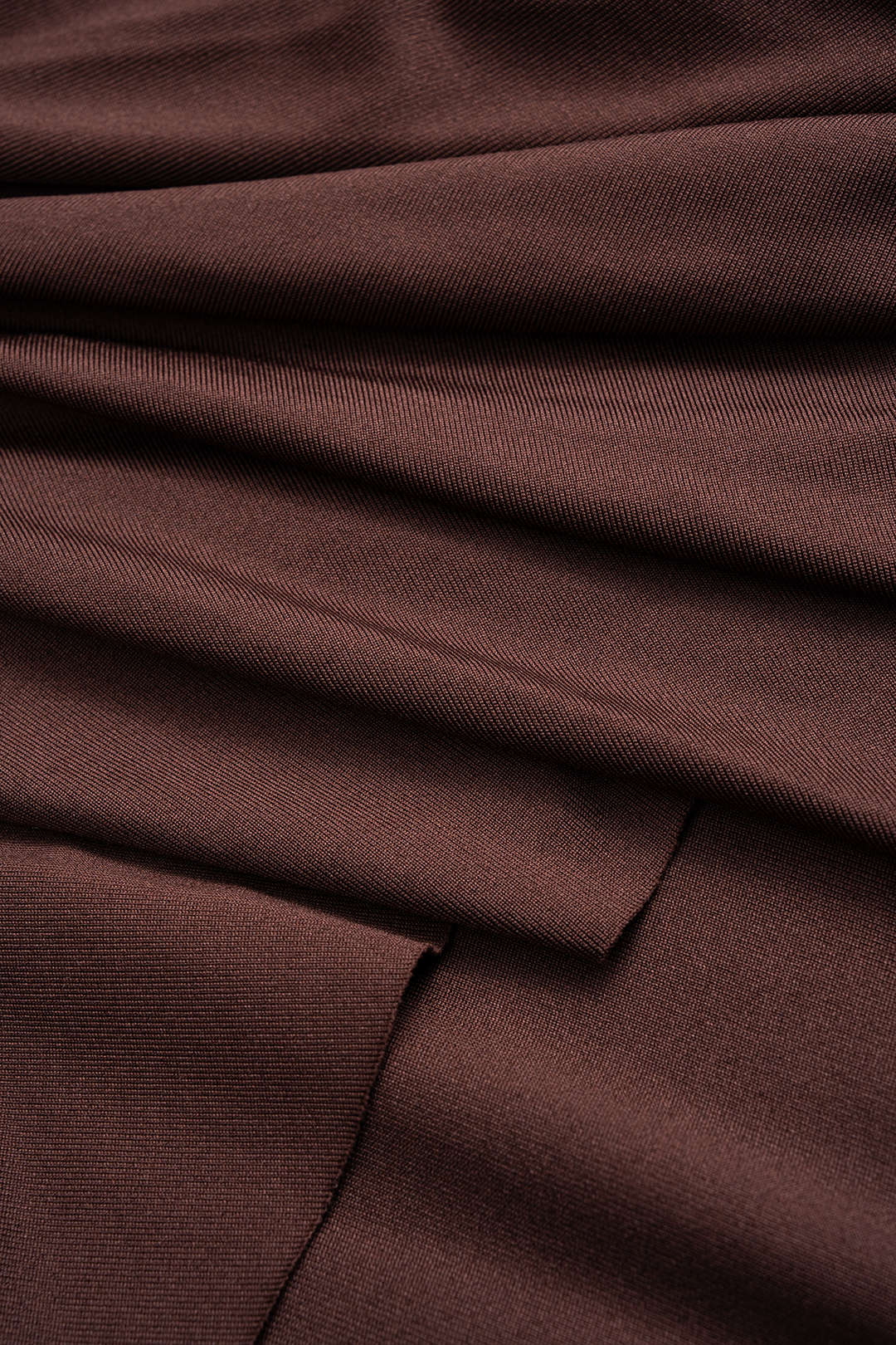 Sukienka z falbanami i rozkloszowanymi rękawami