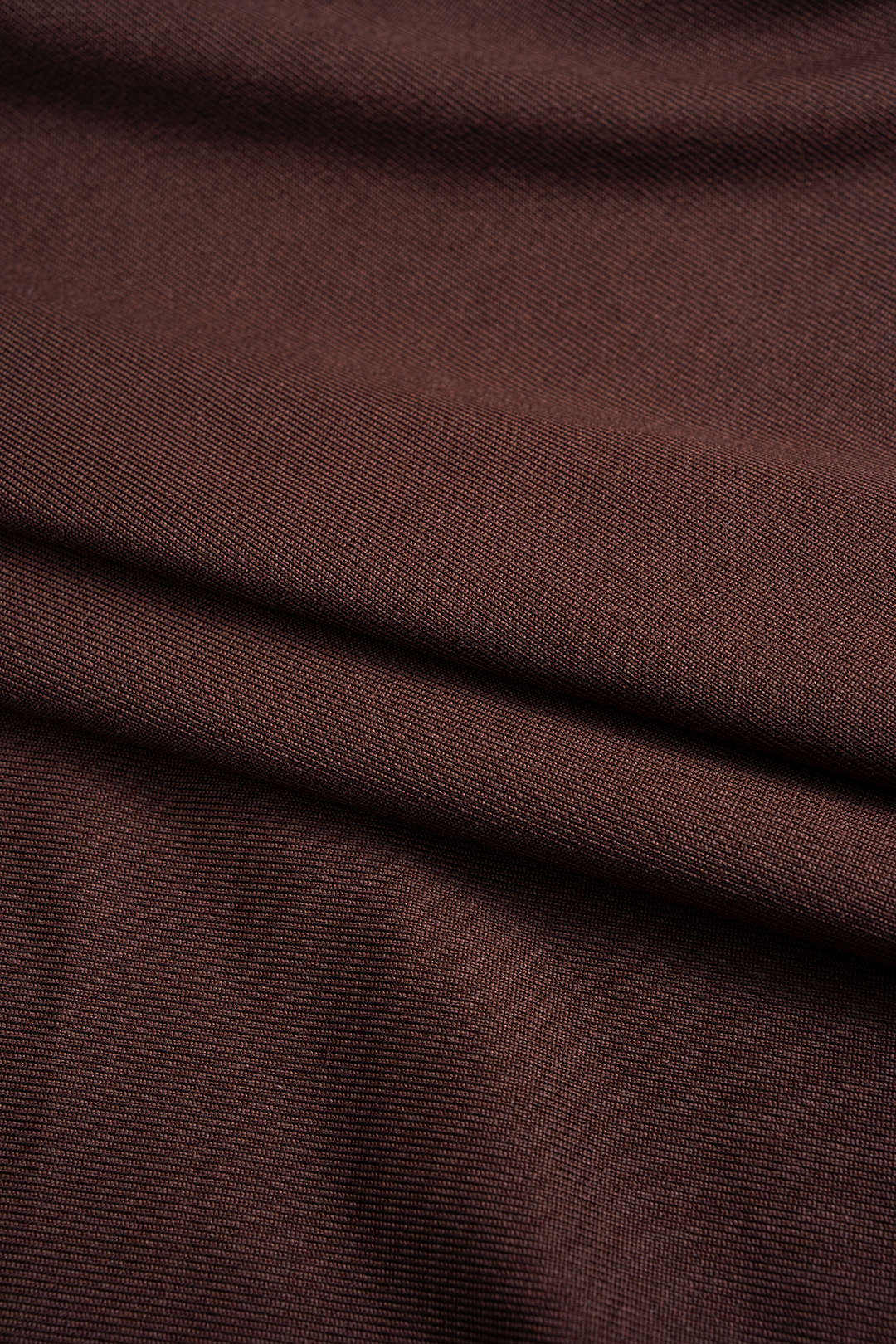 Sukienka z falbanami i rozkloszowanymi rękawami