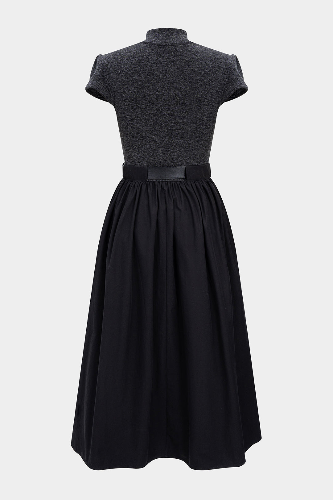 Sukienka z golfem i rozkloszowaną spódnicą