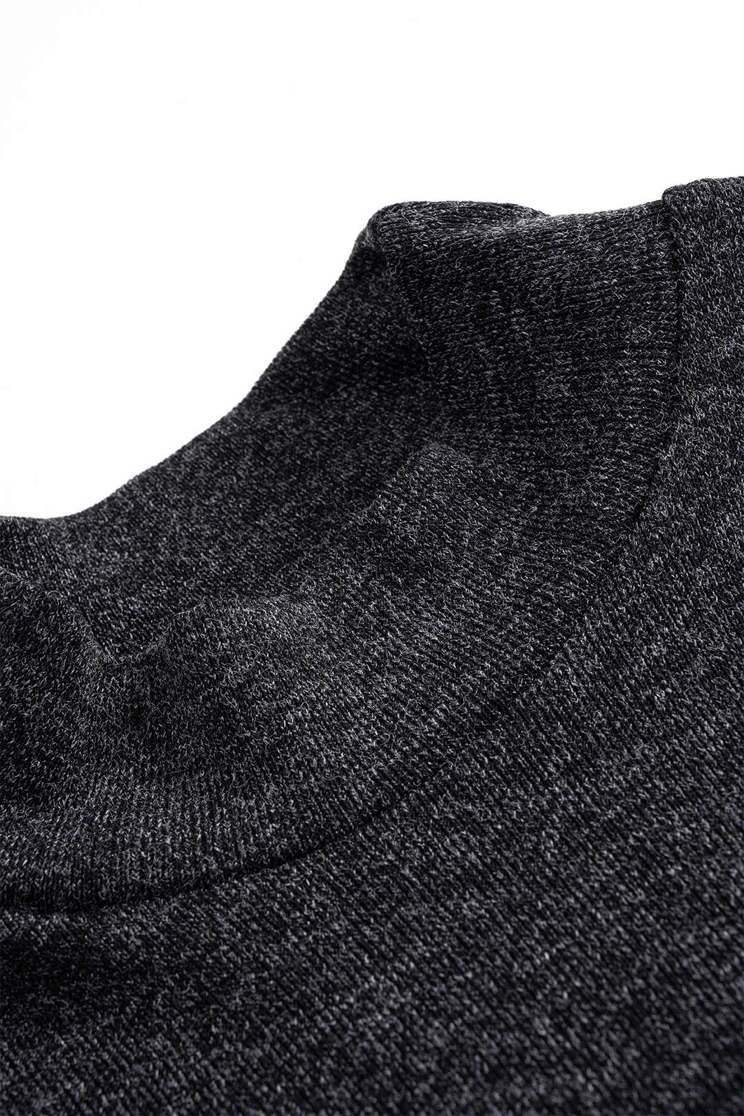 Sukienka z golfem i rozkloszowaną spódnicą