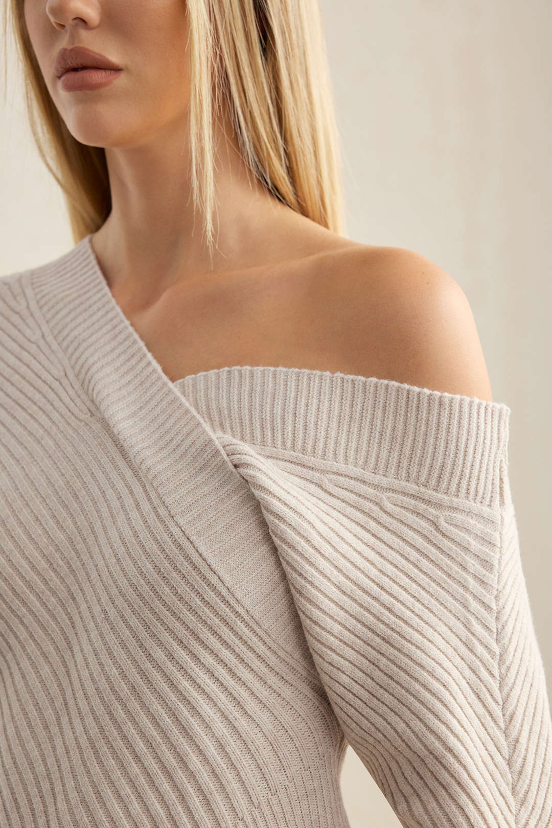 Sweter asymetryczny z odkrytym ramieniem