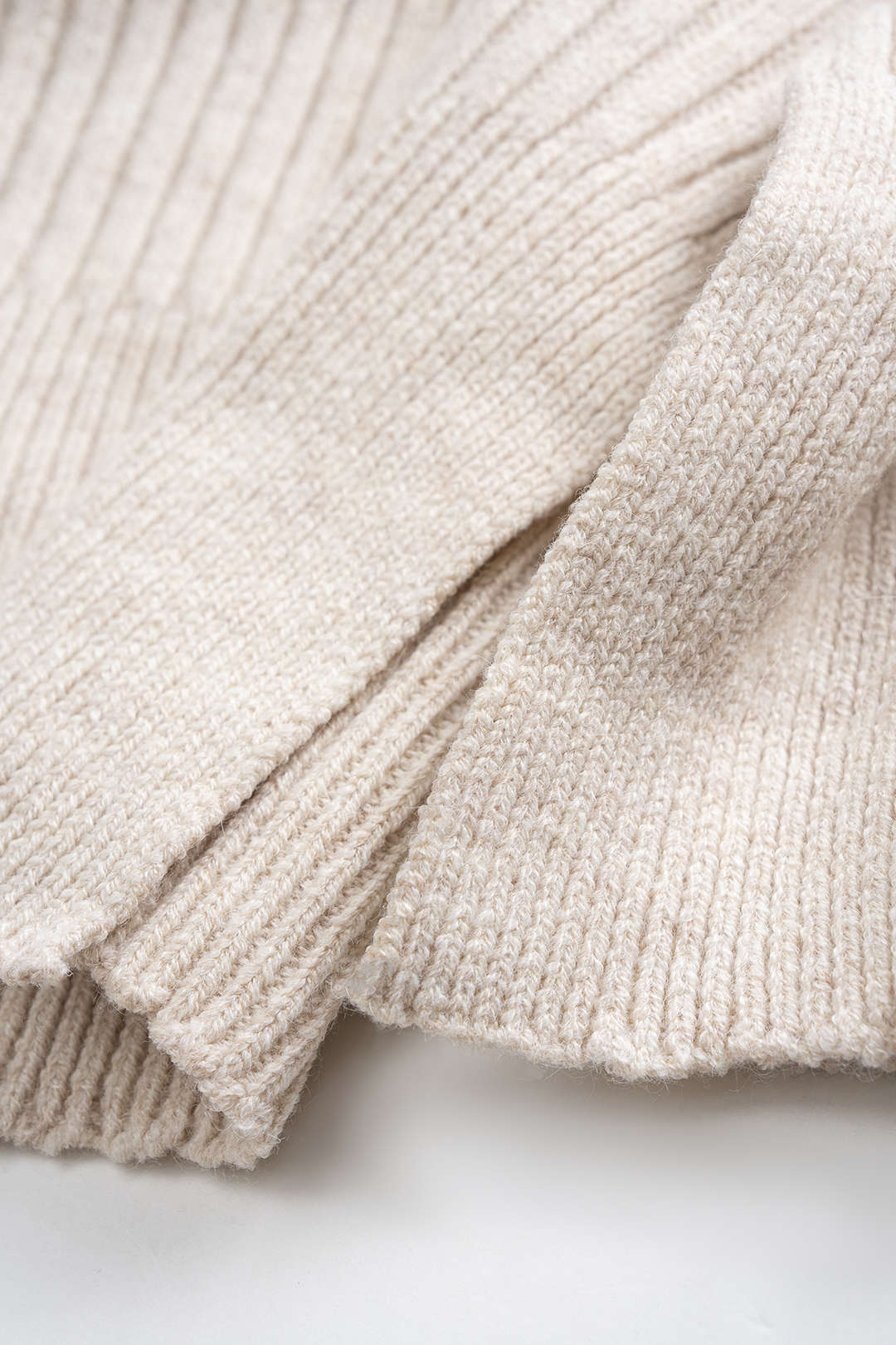 Sweter asymetryczny z odkrytym ramieniem