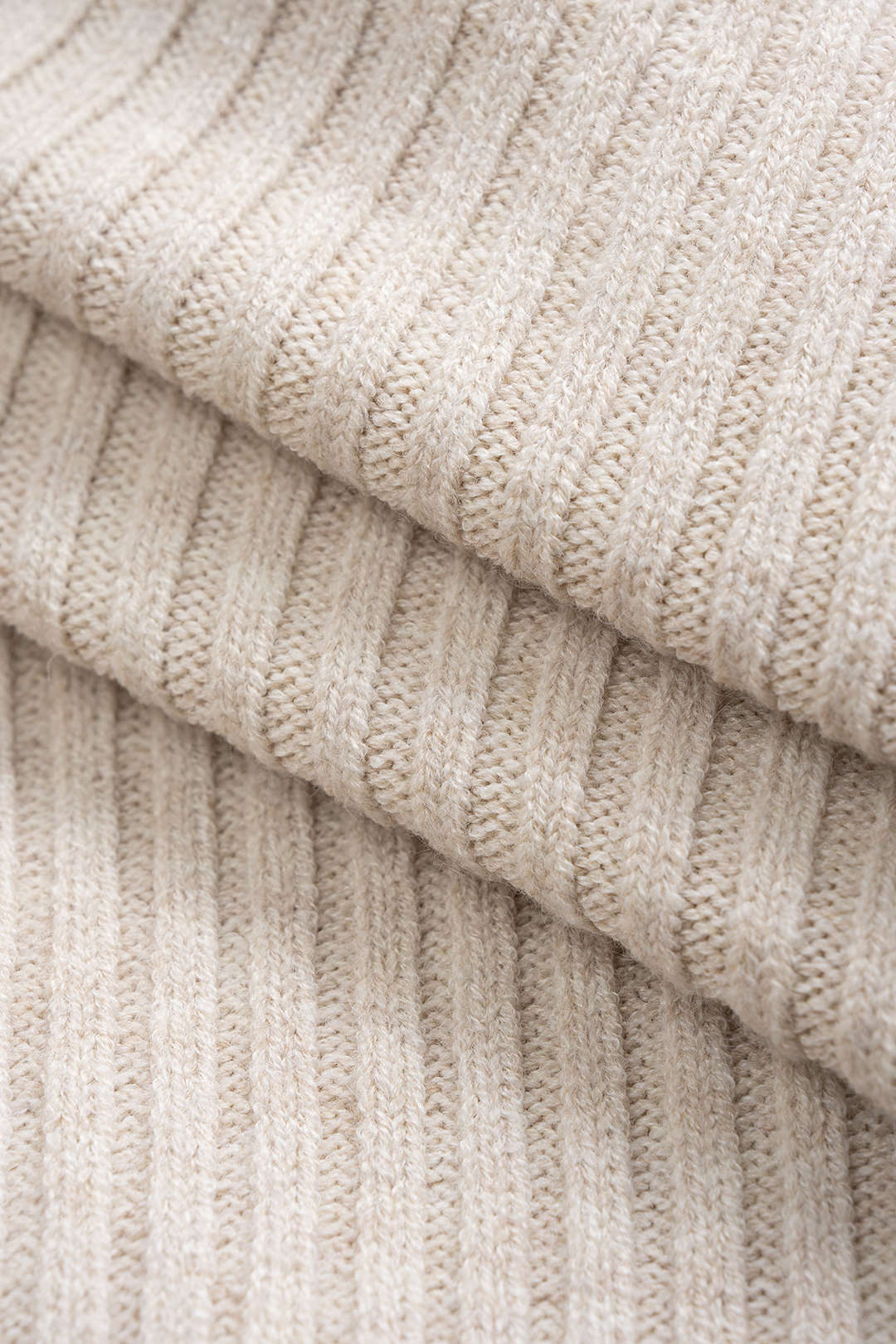 Sweter asymetryczny z odkrytym ramieniem