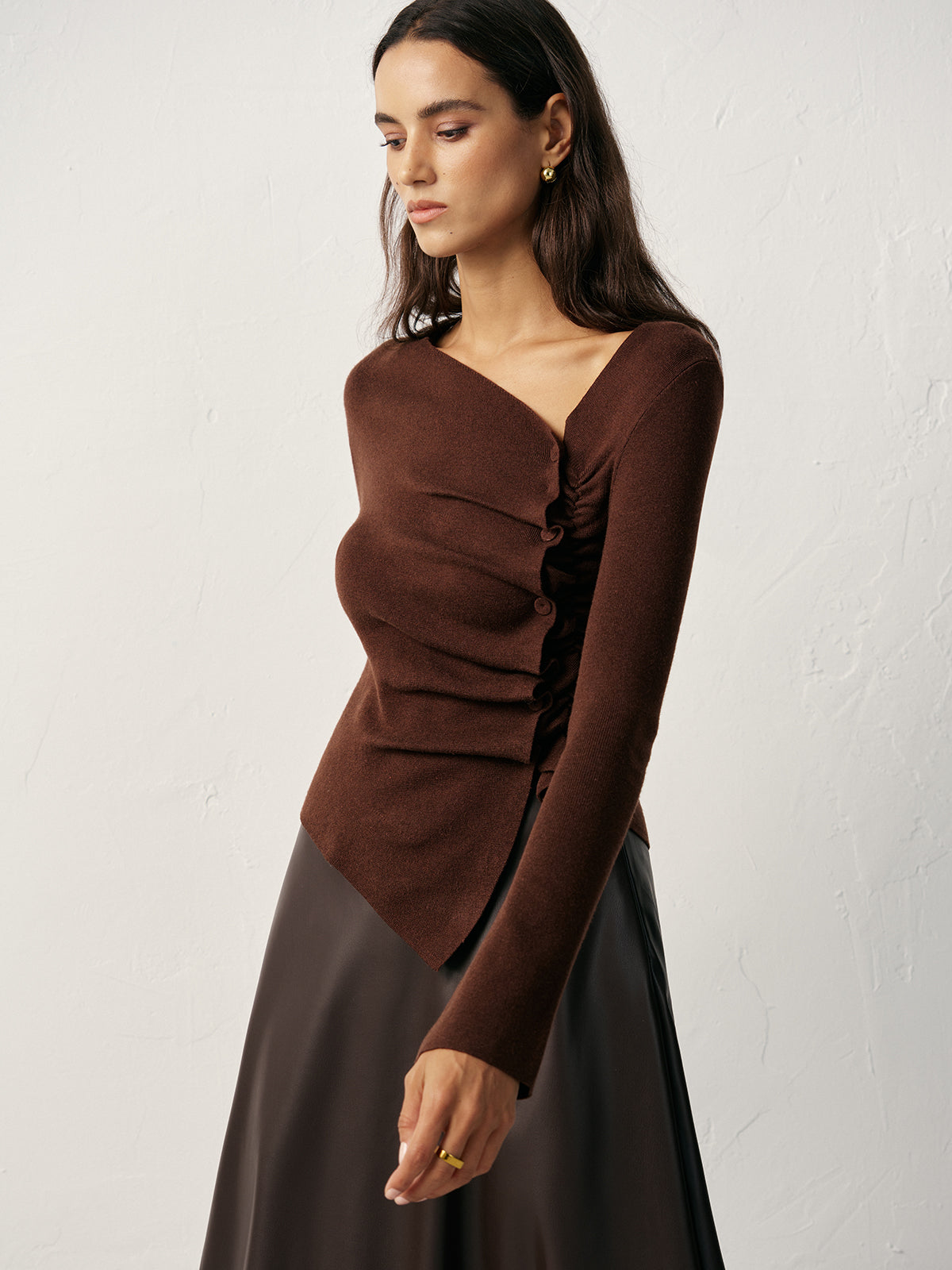 Sweter asymetryczny z ozdobnymi guzikami