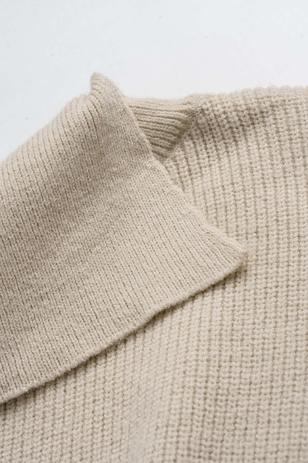 Sweter asymetryczny z wysokim kołnierzem