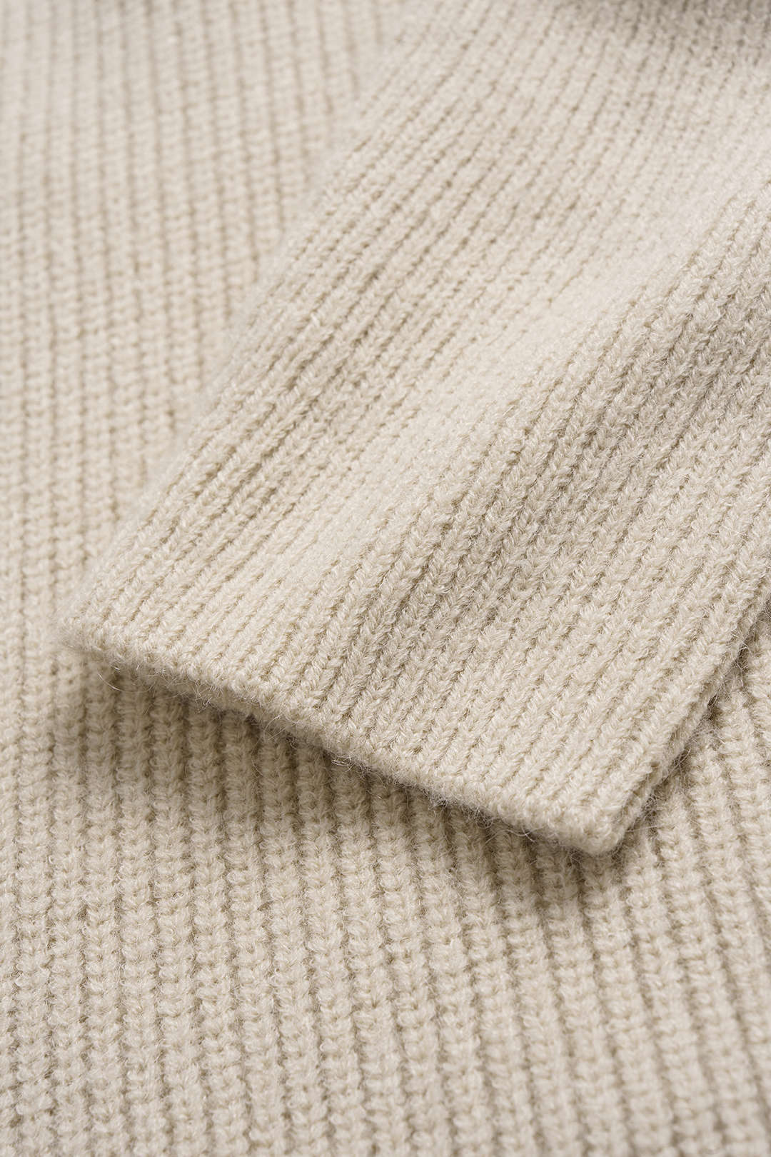 Sweter asymetryczny z wysokim kołnierzem