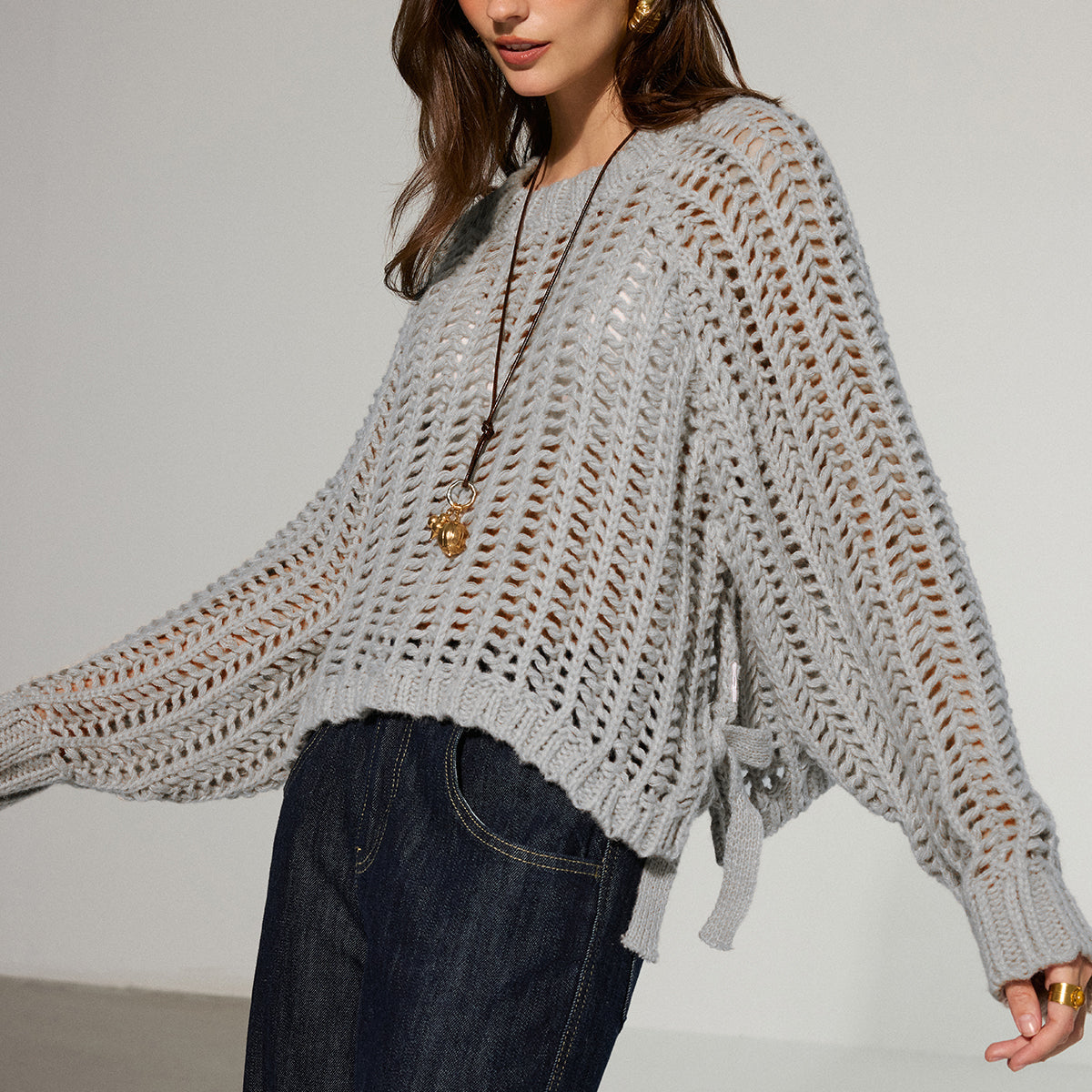 Sweter damski ażurowy z szerokimi rękawami