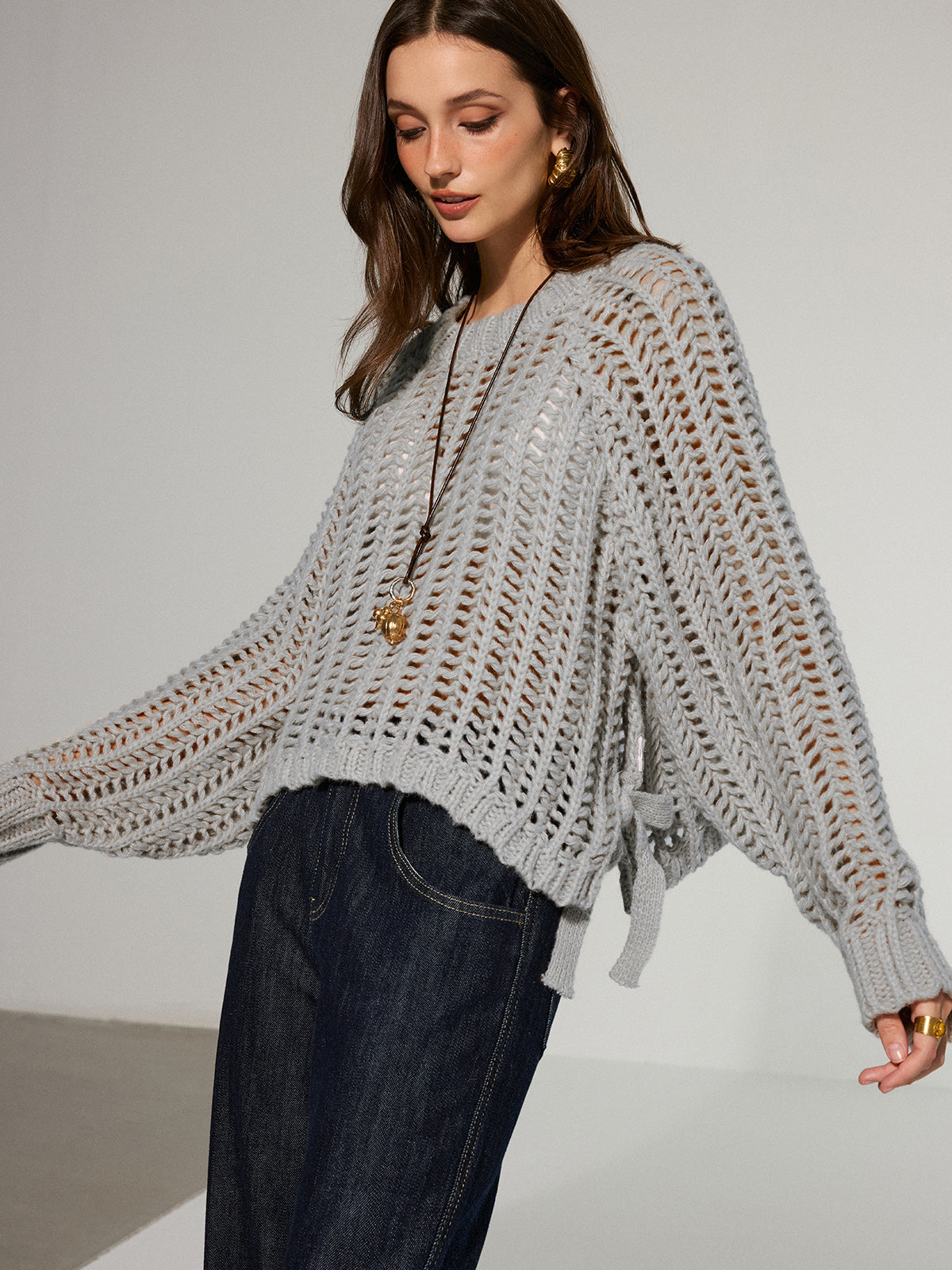 Sweter damski ażurowy z szerokimi rękawami