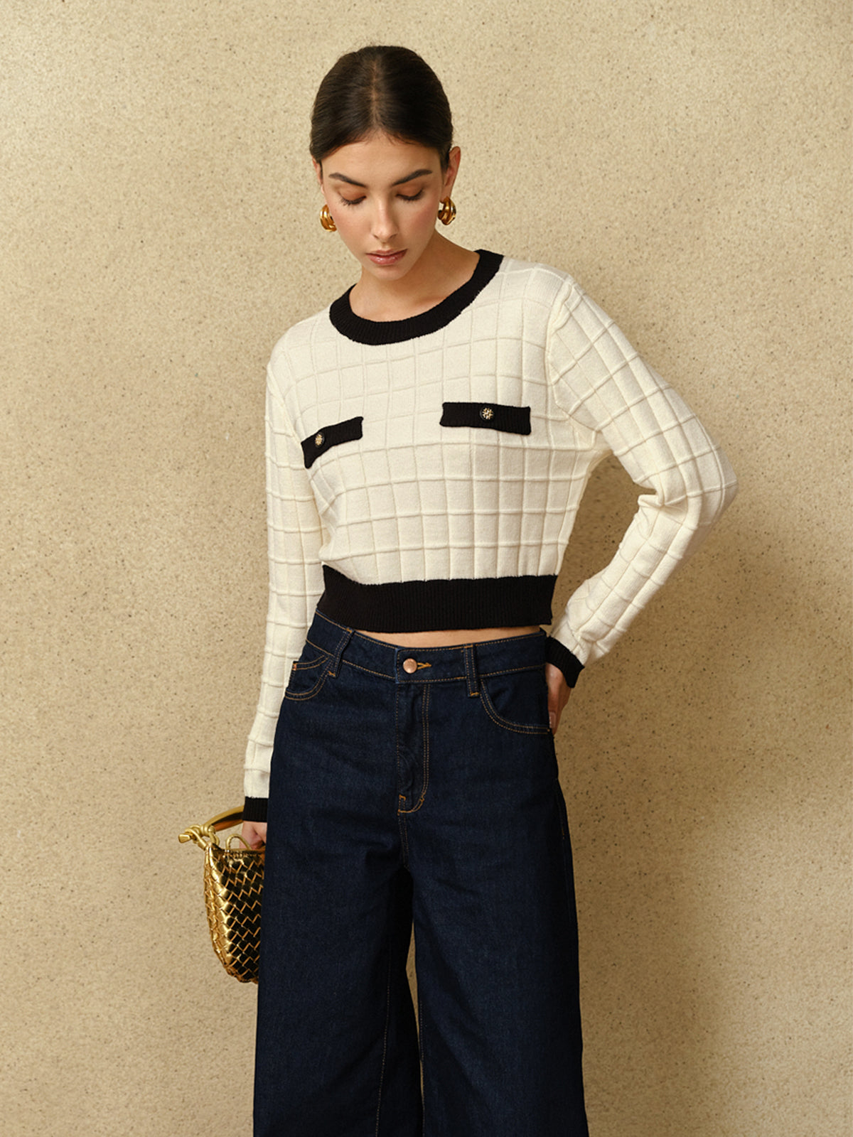 Sweter damski krótki z kieszeniami ozdobnymi
