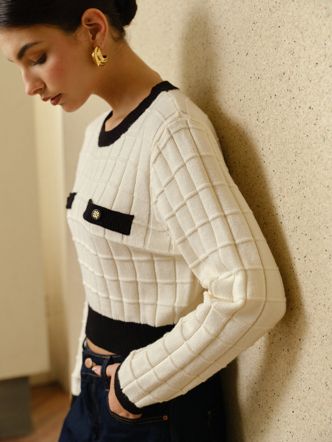 Sweter damski krótki z kieszeniami ozdobnymi