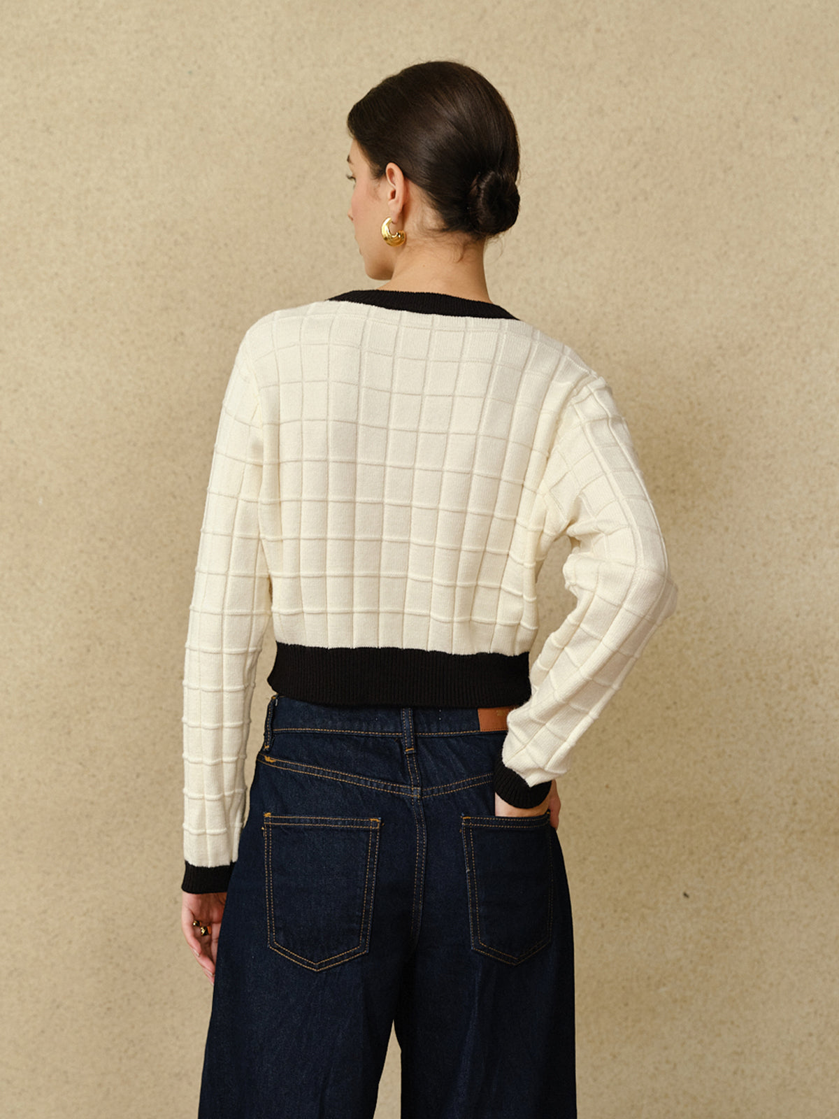 Sweter damski krótki z kieszeniami ozdobnymi
