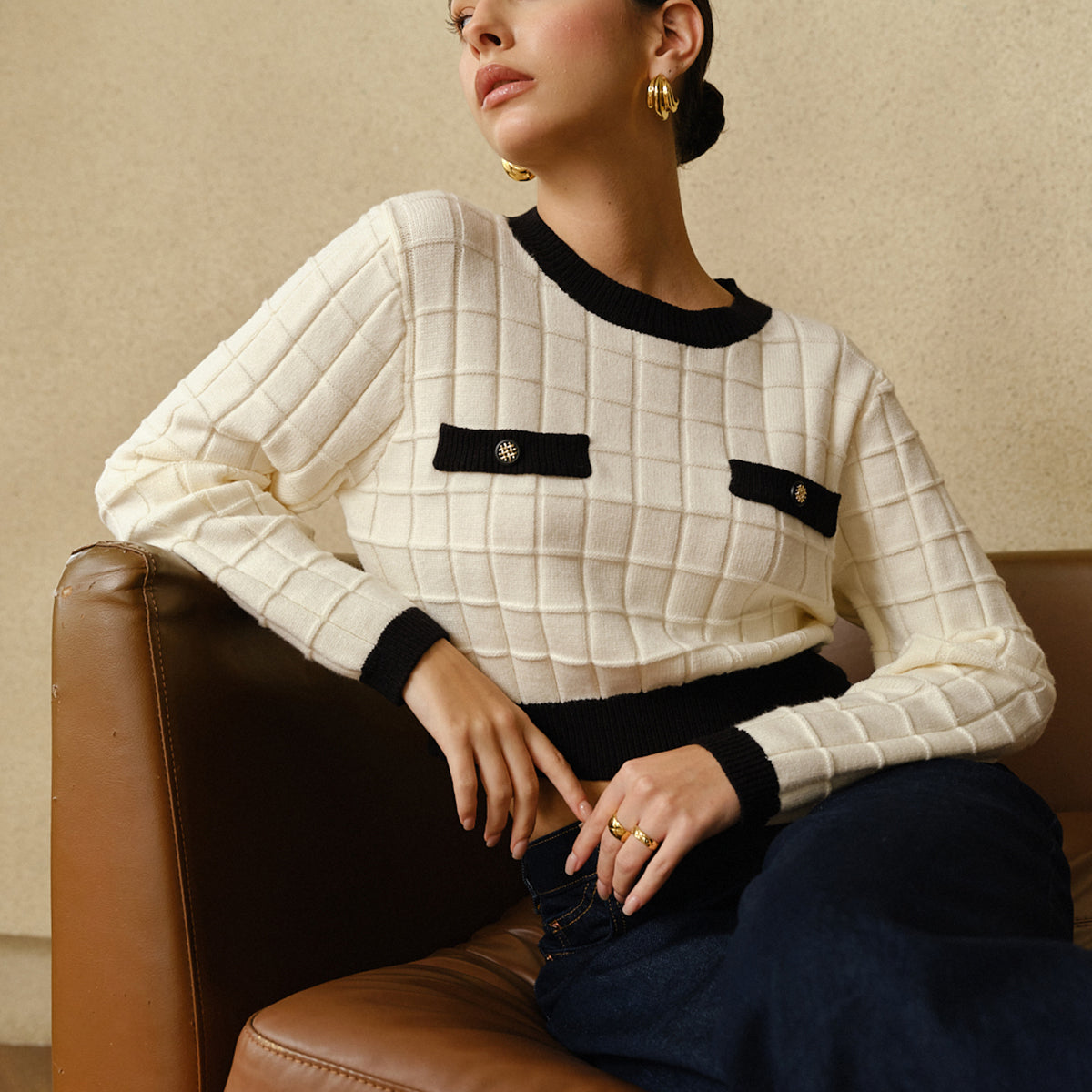 Sweter damski krótki z kieszeniami ozdobnymi