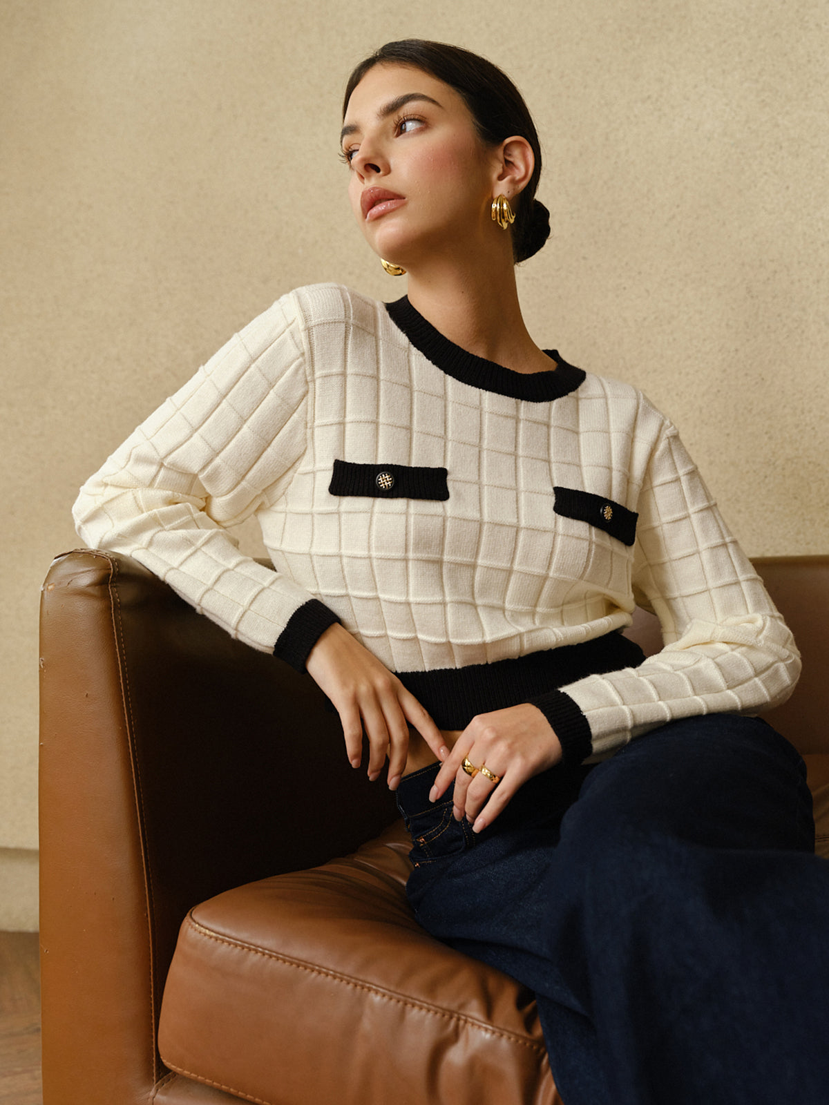 Sweter damski krótki z kieszeniami ozdobnymi