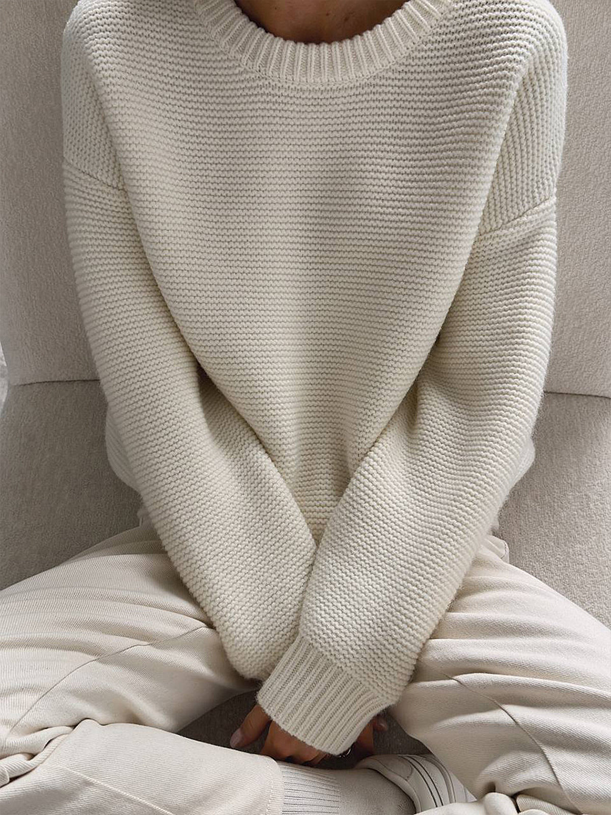 Sweter damski oversize z prążkowanymi mankietami