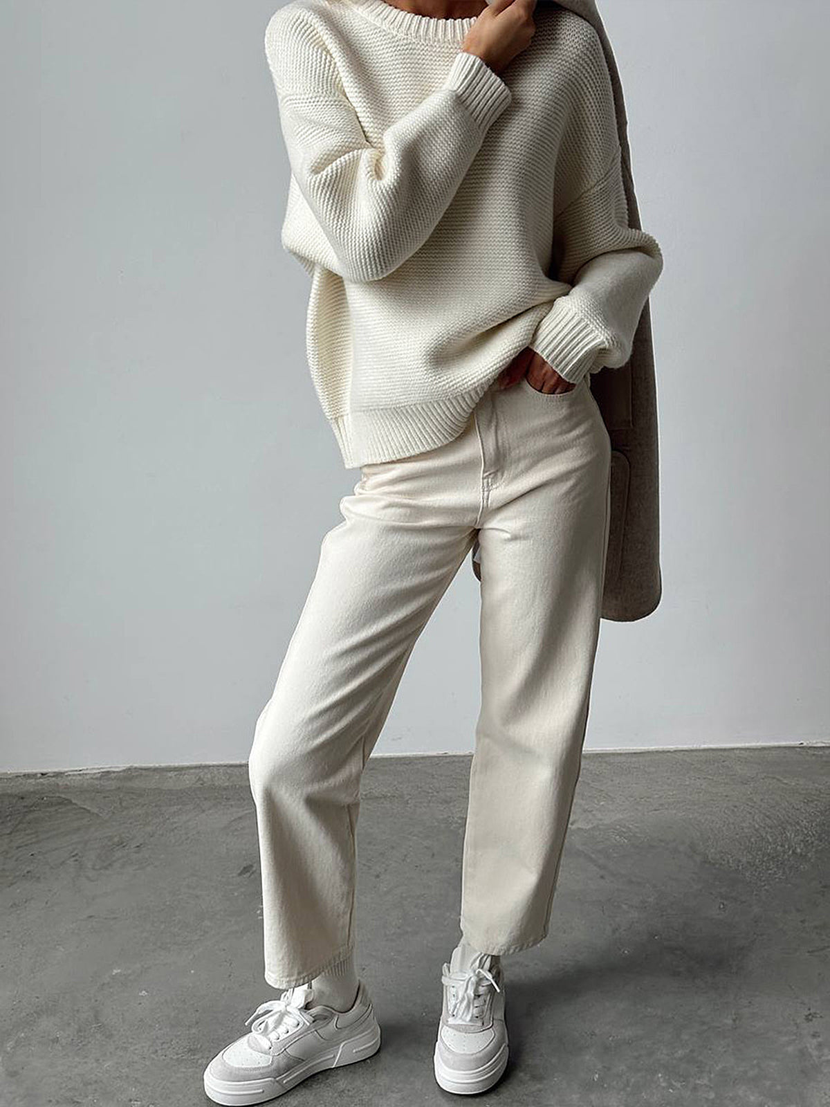 Sweter damski oversize z prążkowanymi mankietami
