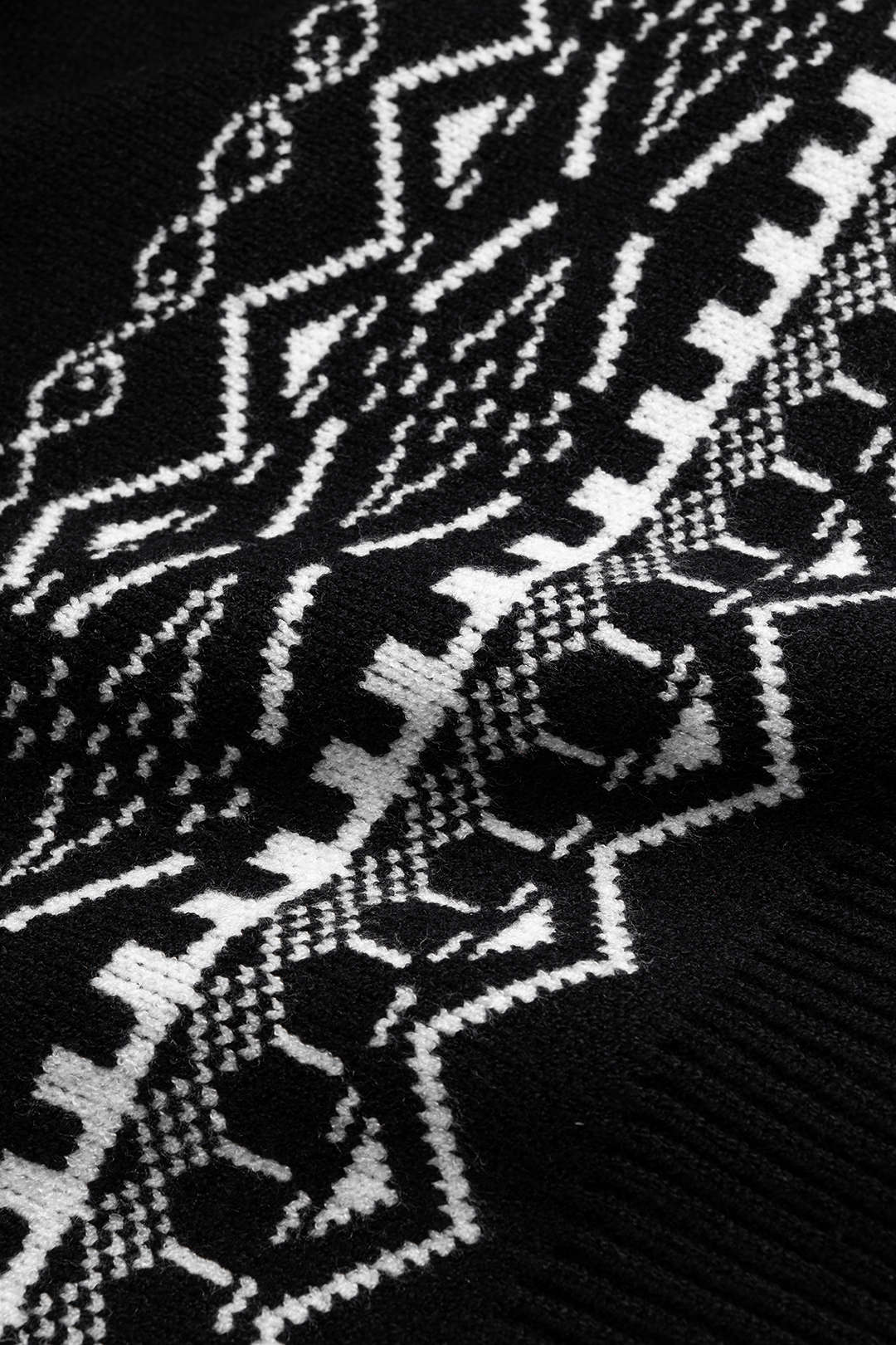 Sweter damski z asymetrycznym dekoltem i wzorem