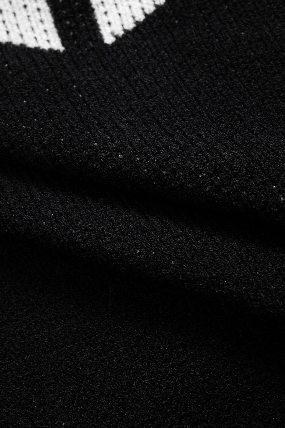 Sweter damski z asymetrycznym dekoltem i wzorem