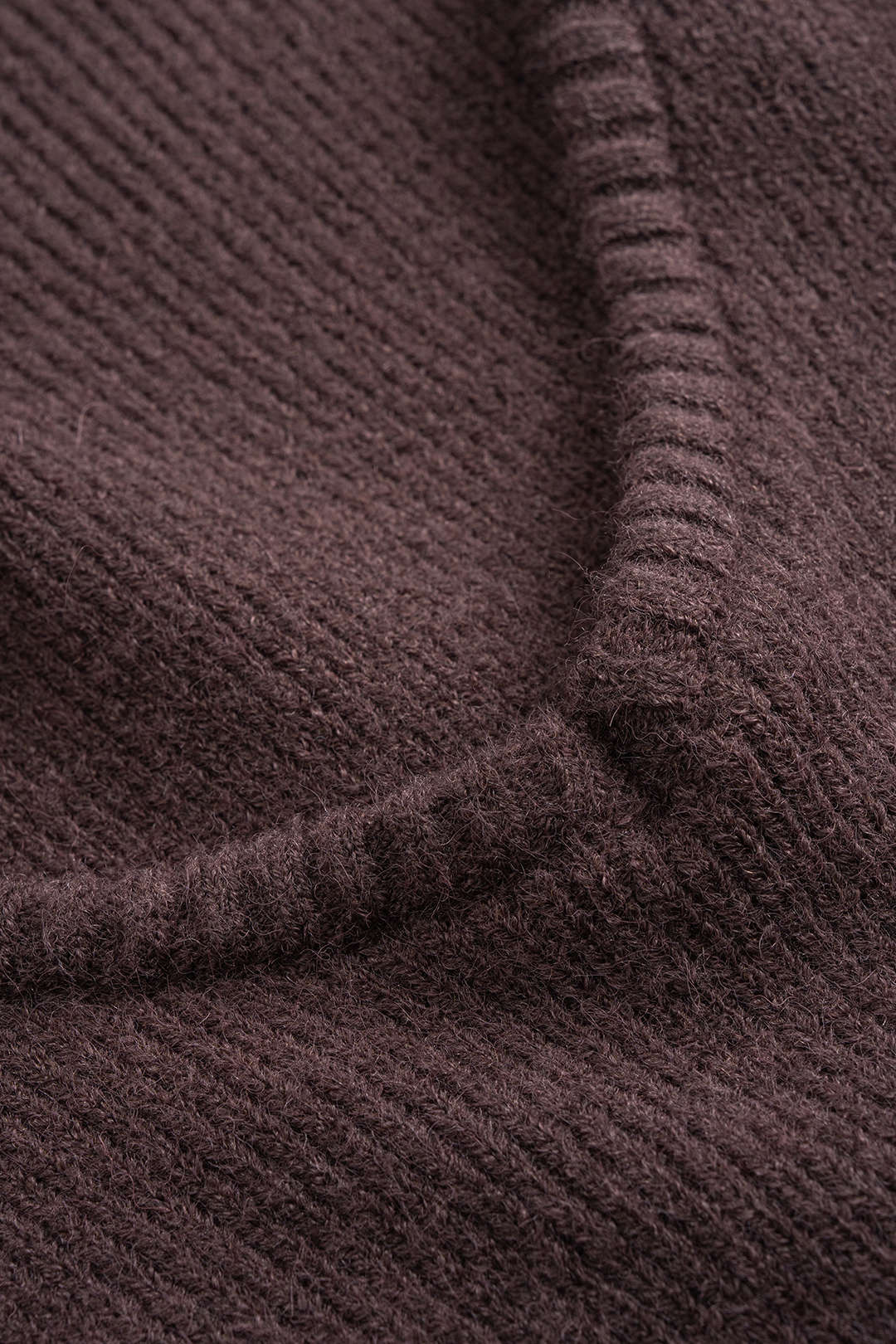 Sweter damski z dekoltem w serek prążkowany