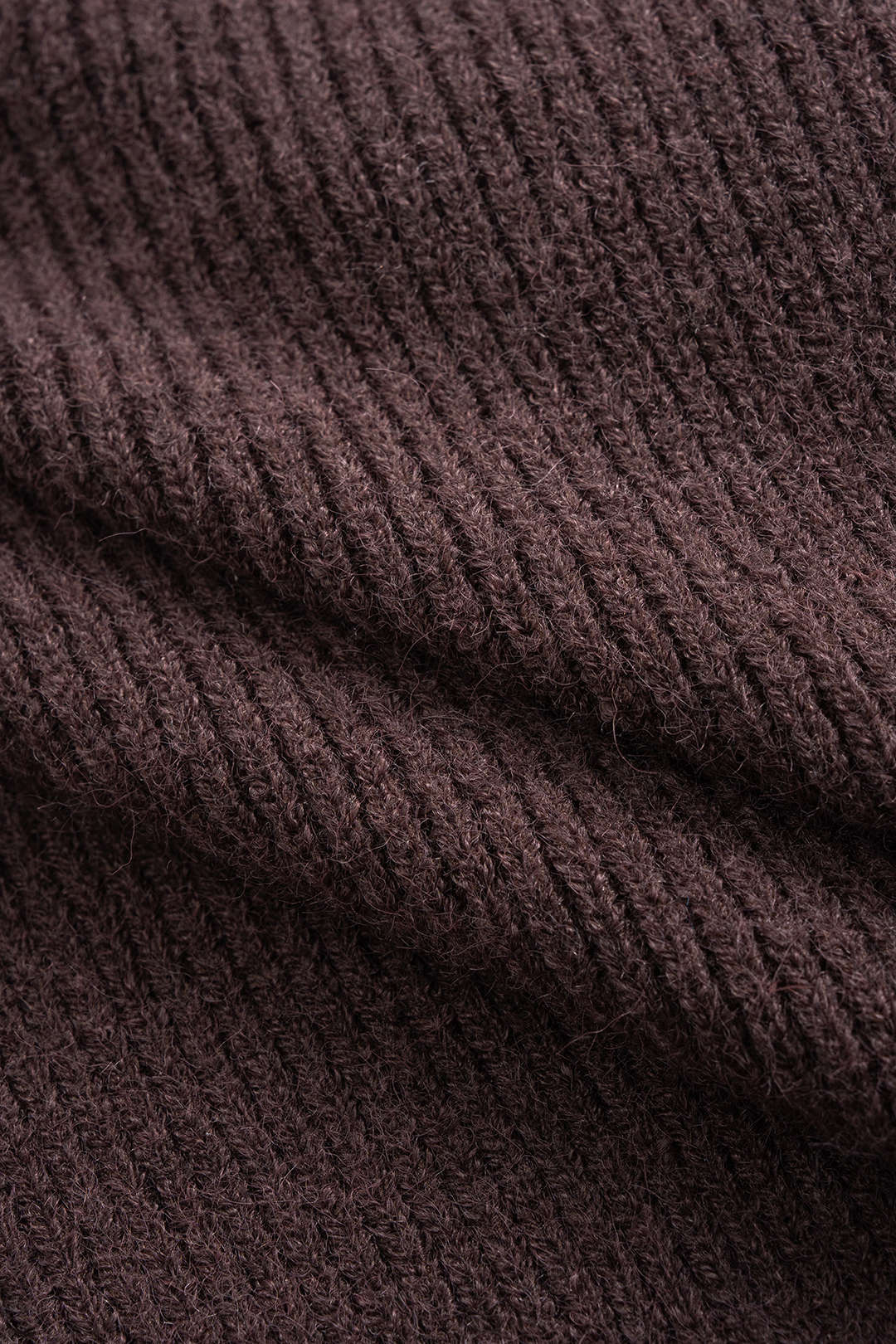 Sweter damski z dekoltem w serek prążkowany