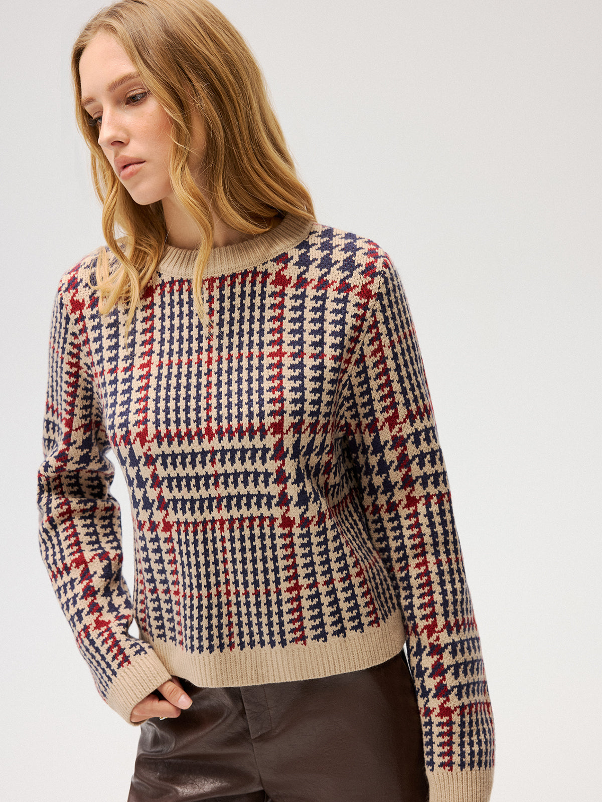 Sweter damski z geometrycznym wzorem retro