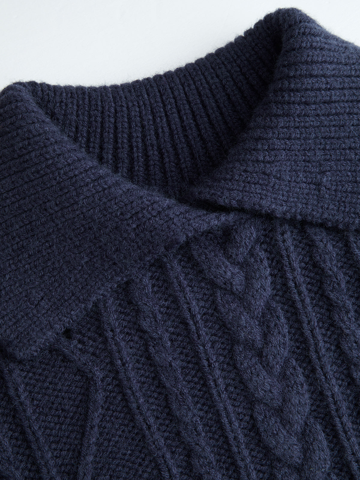 Sweter damski z kołnierzykiem i warkoczowym splotem