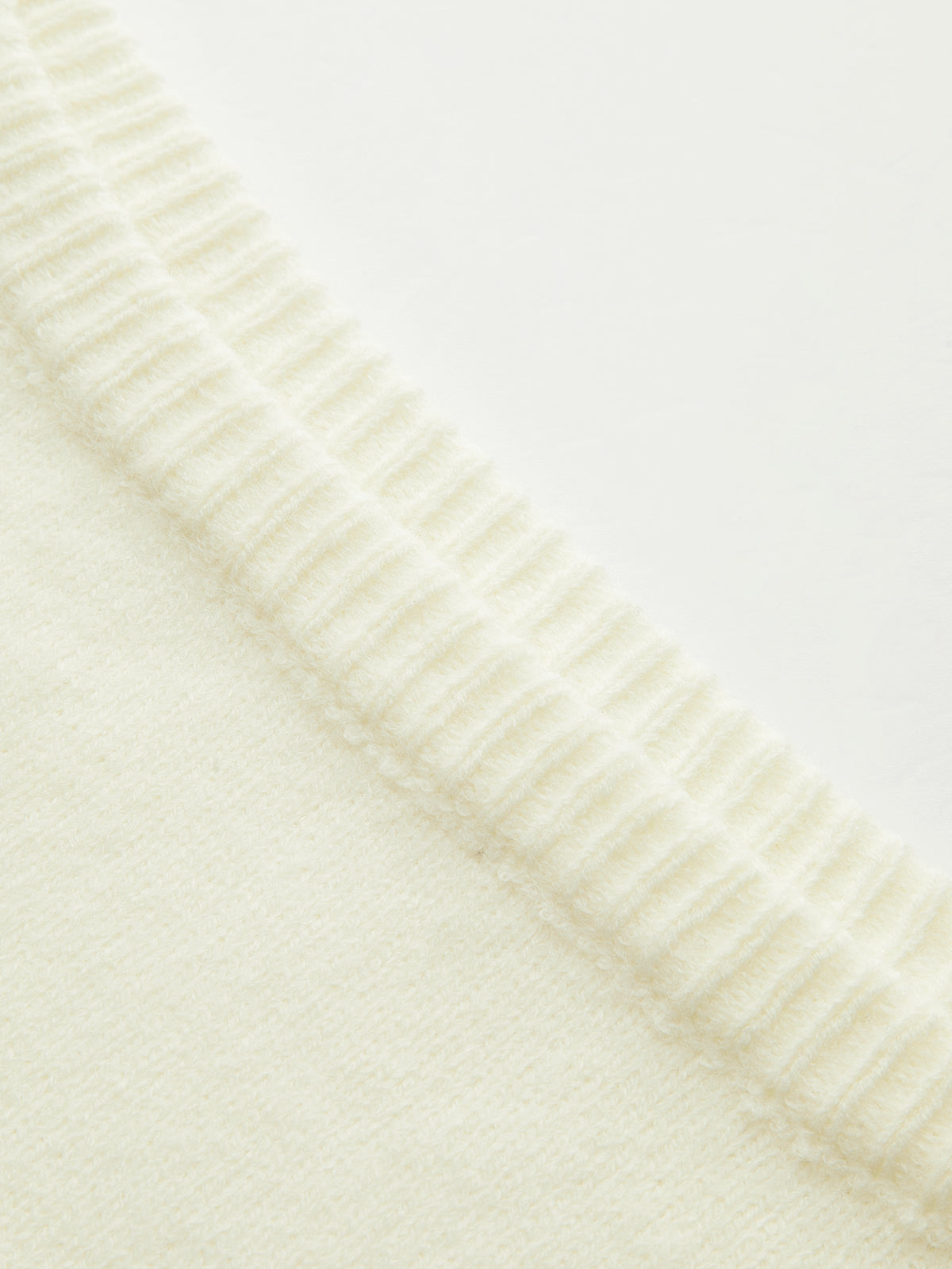 Sweter damski z odkrytym ramieniem casualowy