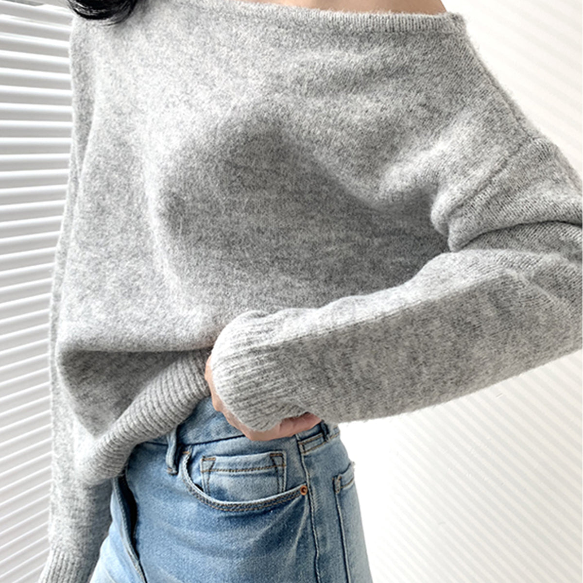 Sweter damski z odkrytym ramieniem casualowy
