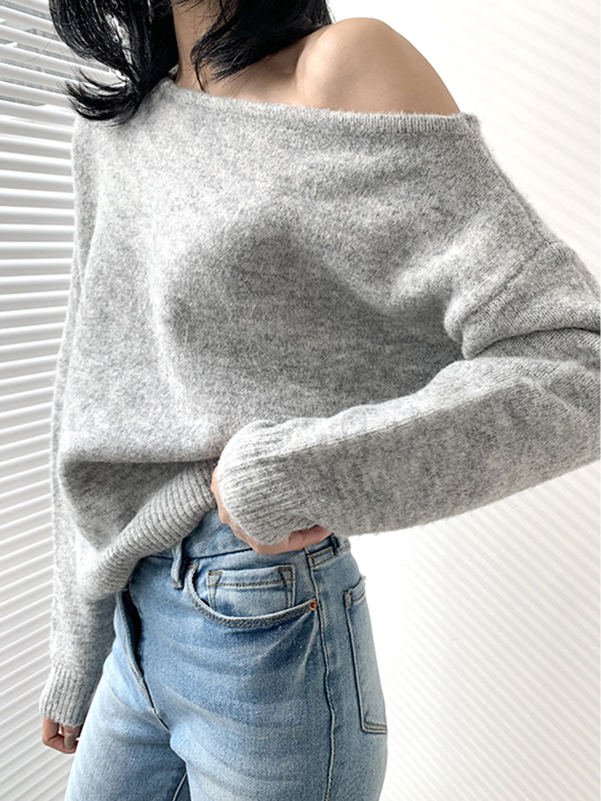 Sweter damski z odkrytym ramieniem casualowy