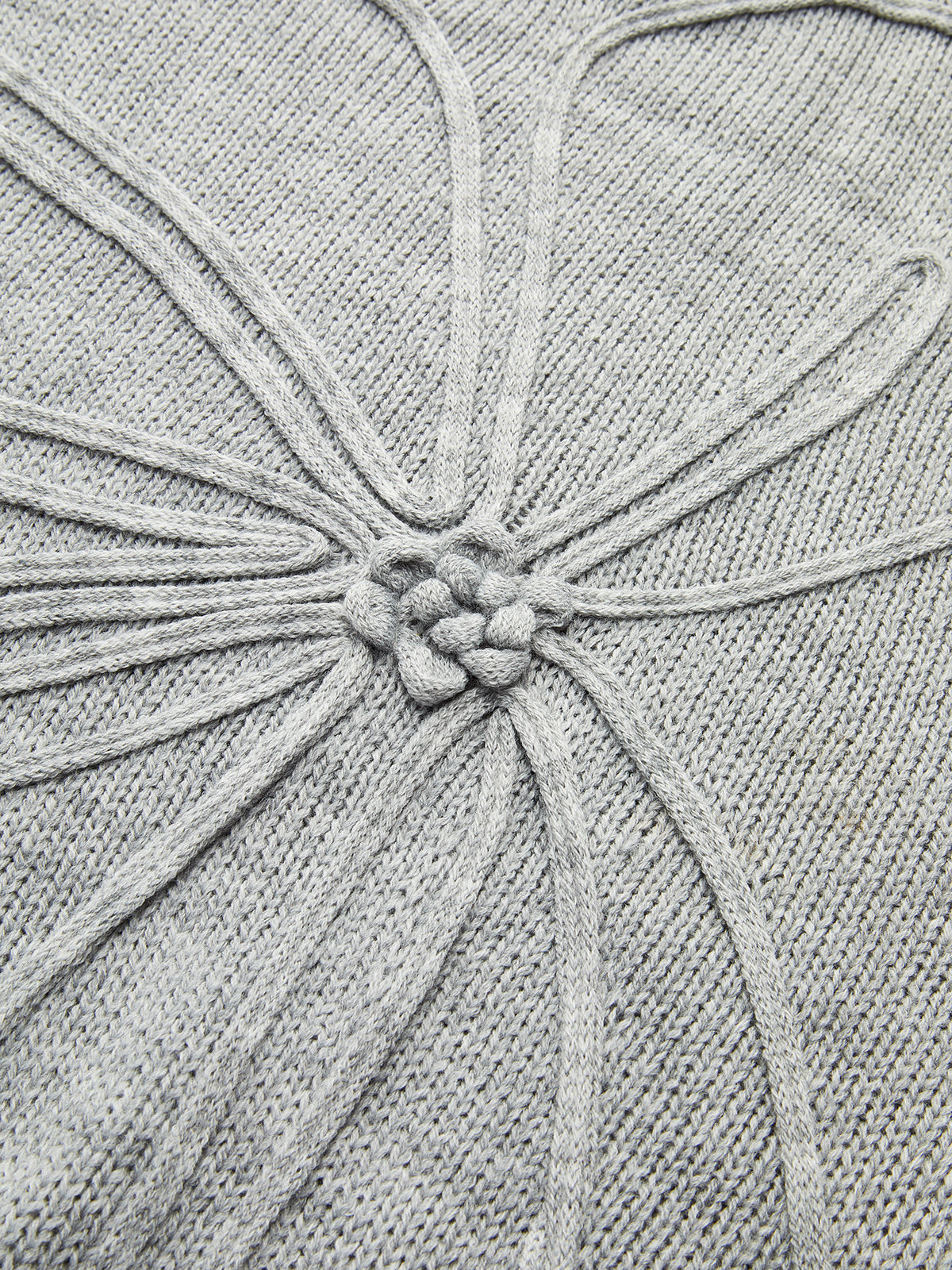 Sweter damski z ozdobnym kwiatowym wzorem