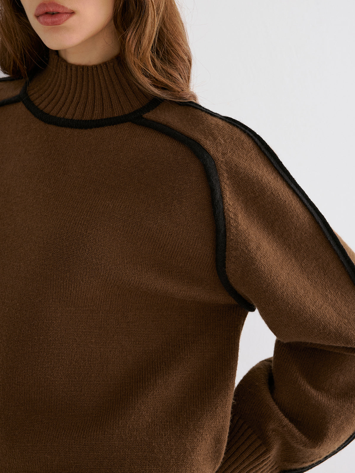 Sweter damski z szerokimi rękawami i stójką