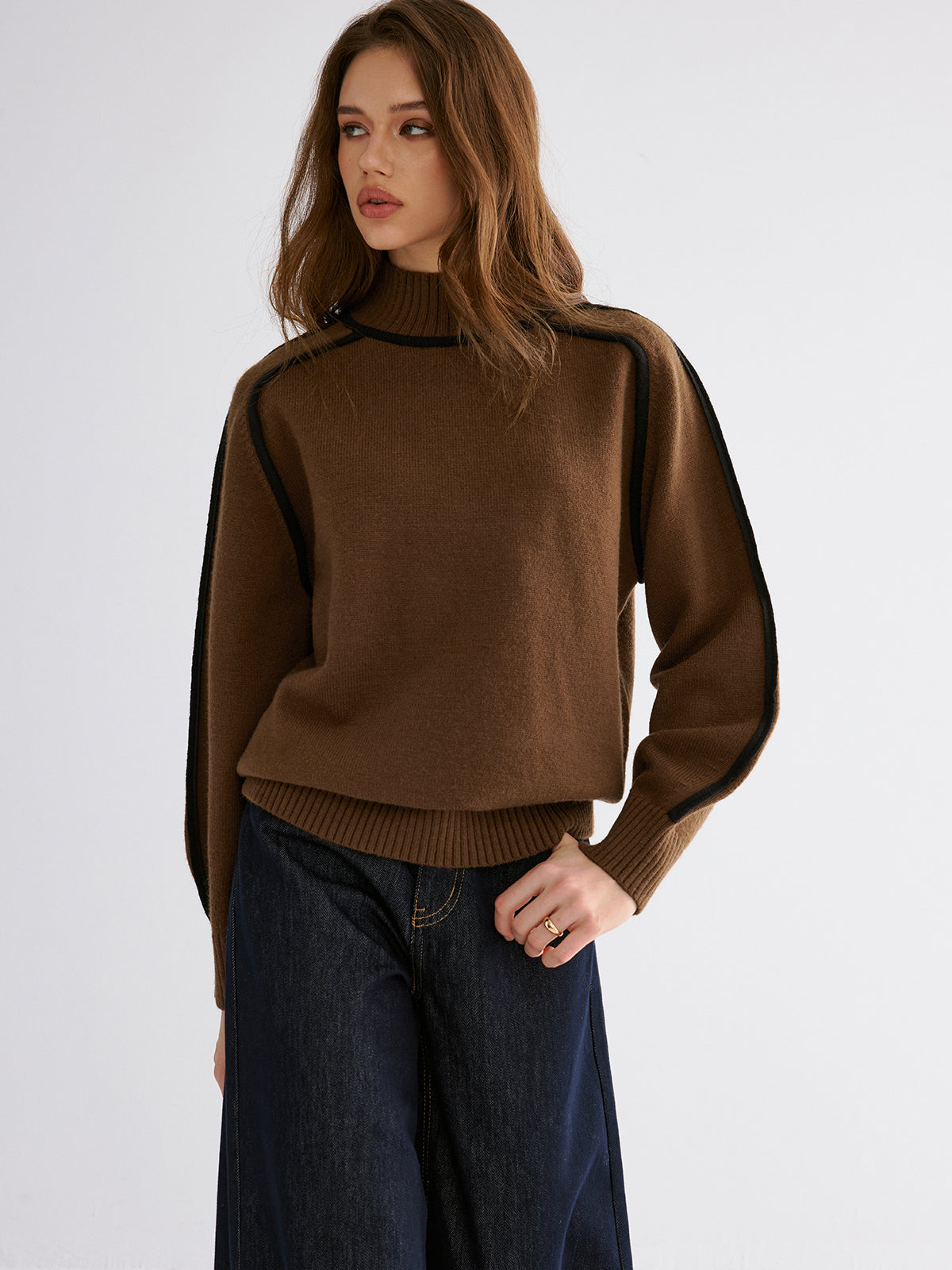 Sweter damski z szerokimi rękawami i stójką