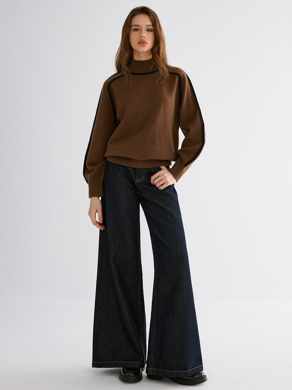 Sweter damski z szerokimi rękawami i stójką