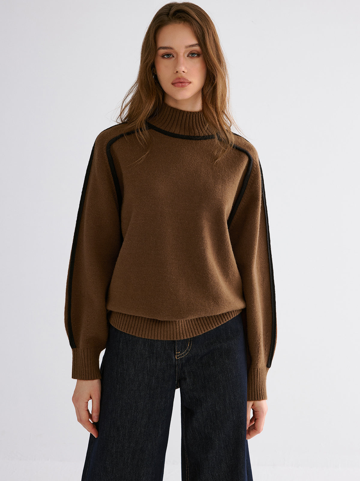 Sweter damski z szerokimi rękawami i stójką