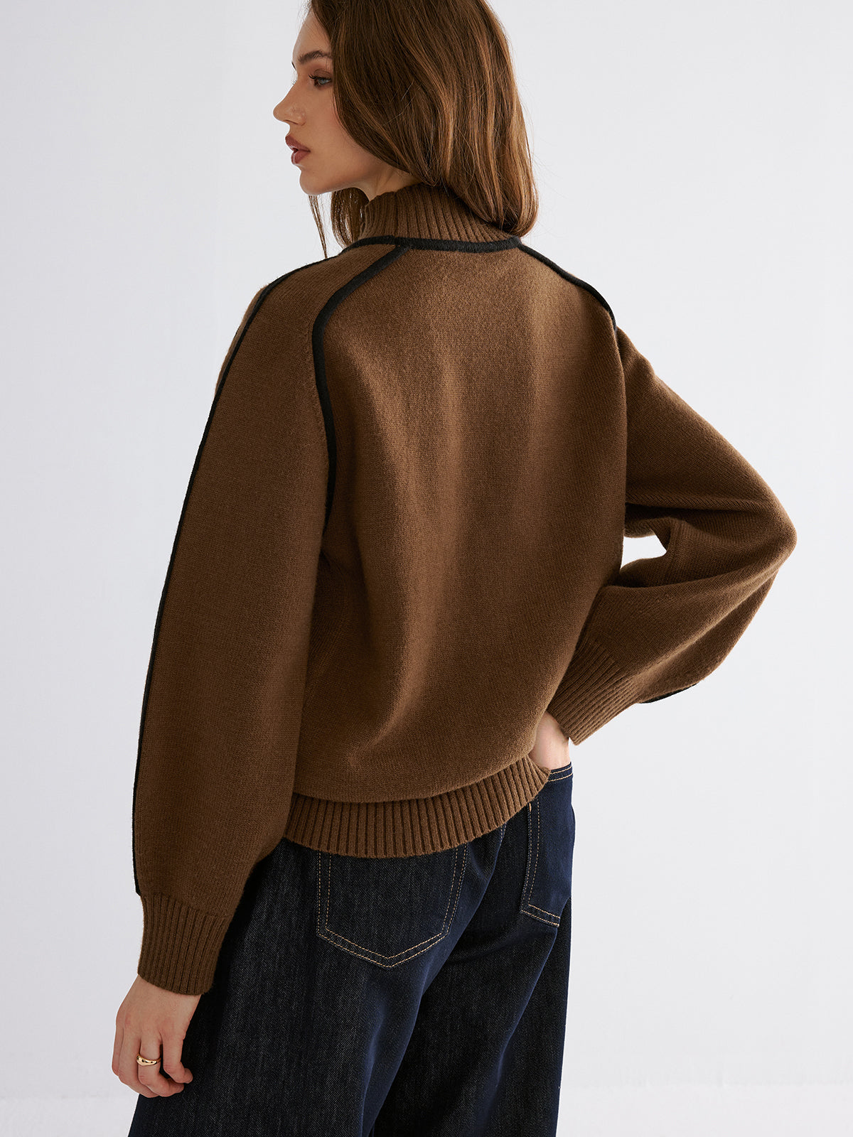 Sweter damski z szerokimi rękawami i stójką