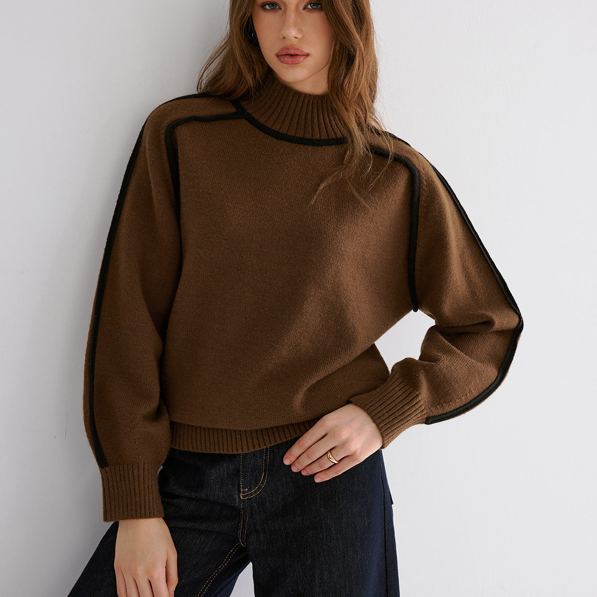 Sweter damski z szerokimi rękawami i stójką