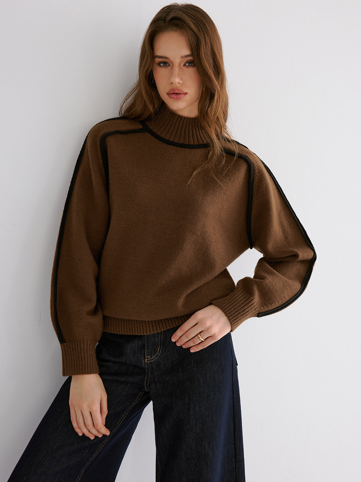 Sweter damski z szerokimi rękawami i stójką