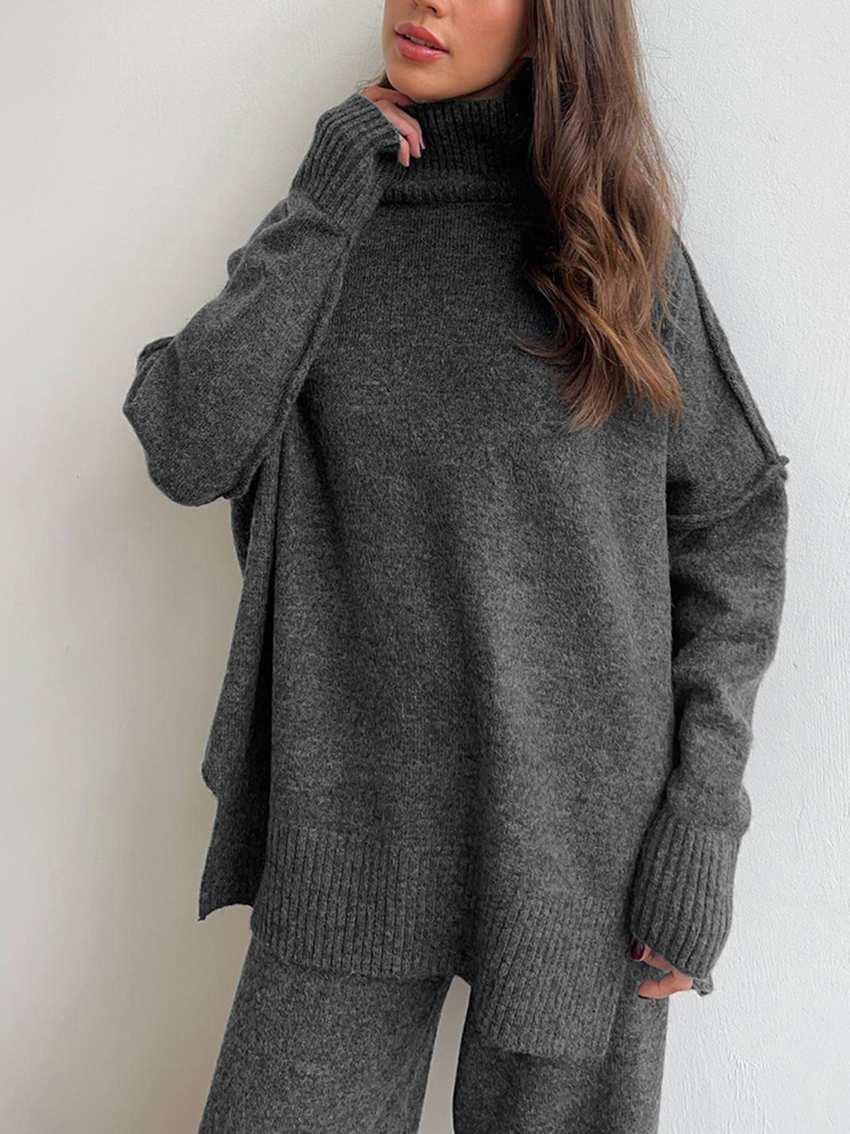 Sweter i spodnie z szerokimi nogawkami