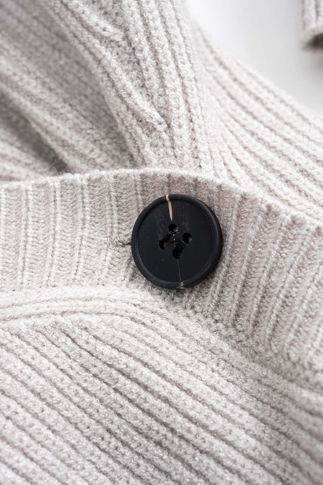 Sweter kopertowy z ozdobnymi guzikami