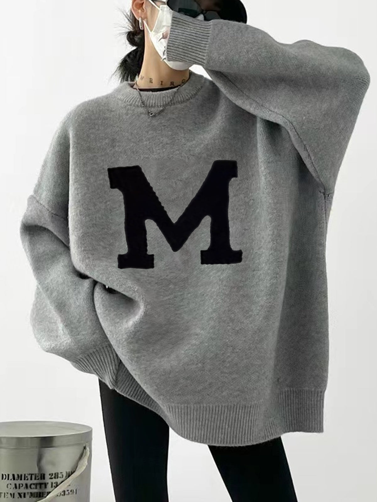 Sweter oversize z dużą literą na przodzie