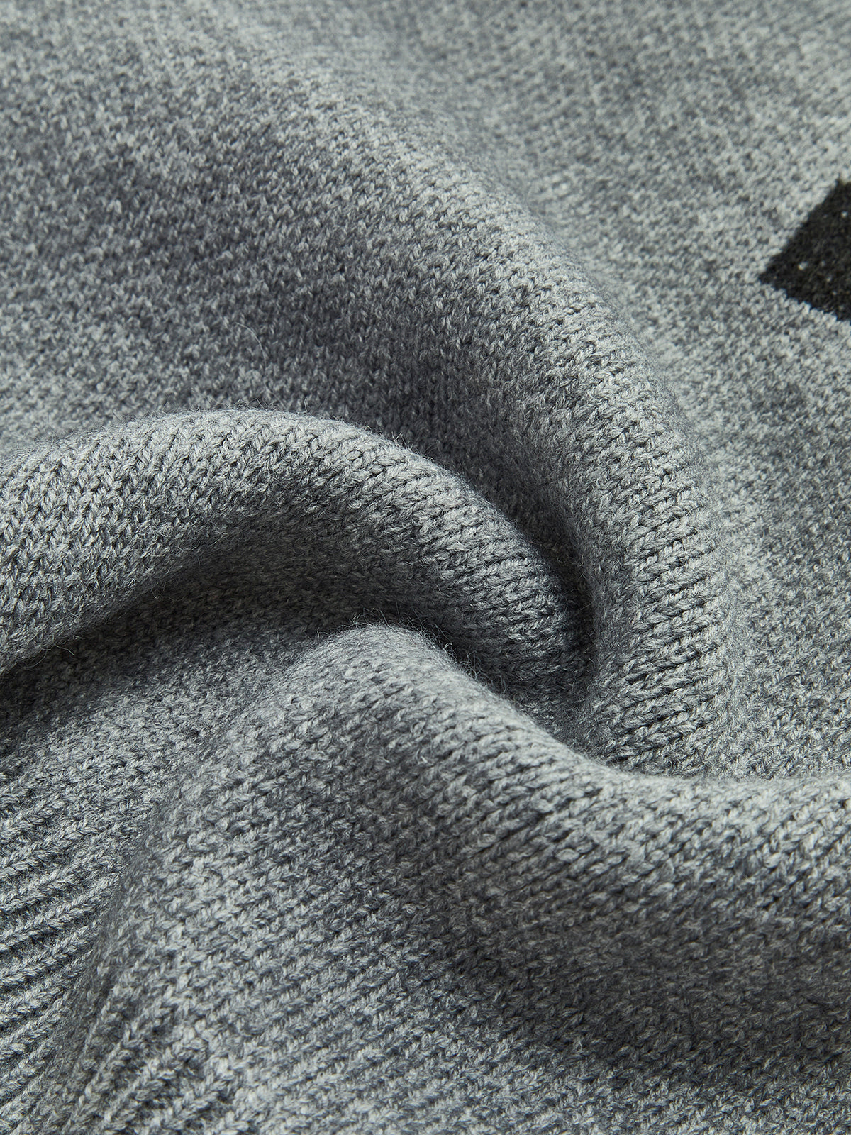 Sweter oversize z dużą literą na przodzie
