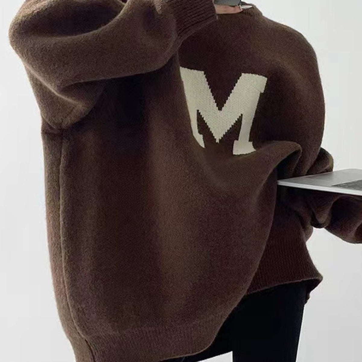 Sweter oversize z dużą literą na przodzie