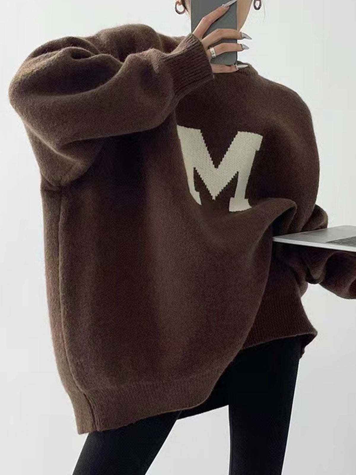 Sweter oversize z dużą literą na przodzie